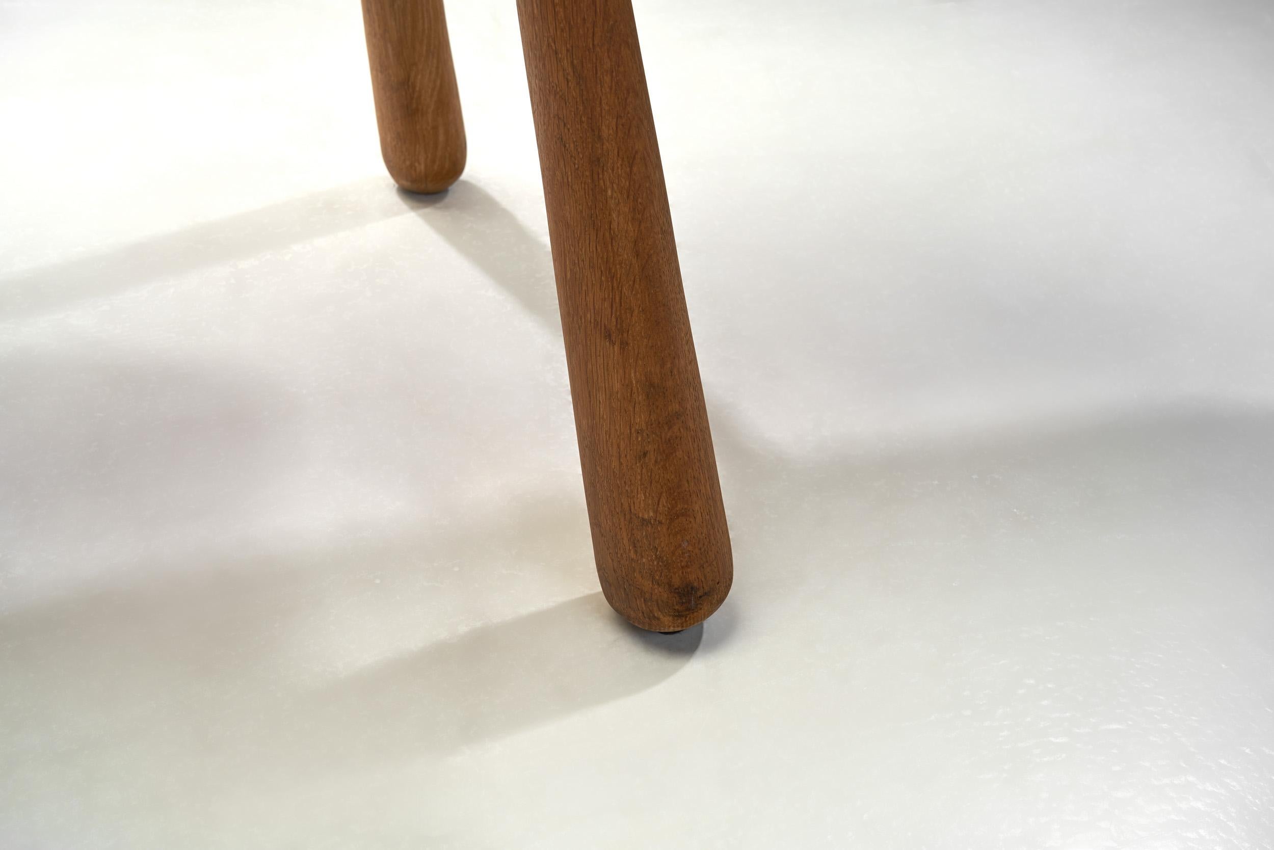 Banc sculptural en chêne massif avec pieds club, Europe 20ème siècle en vente 11