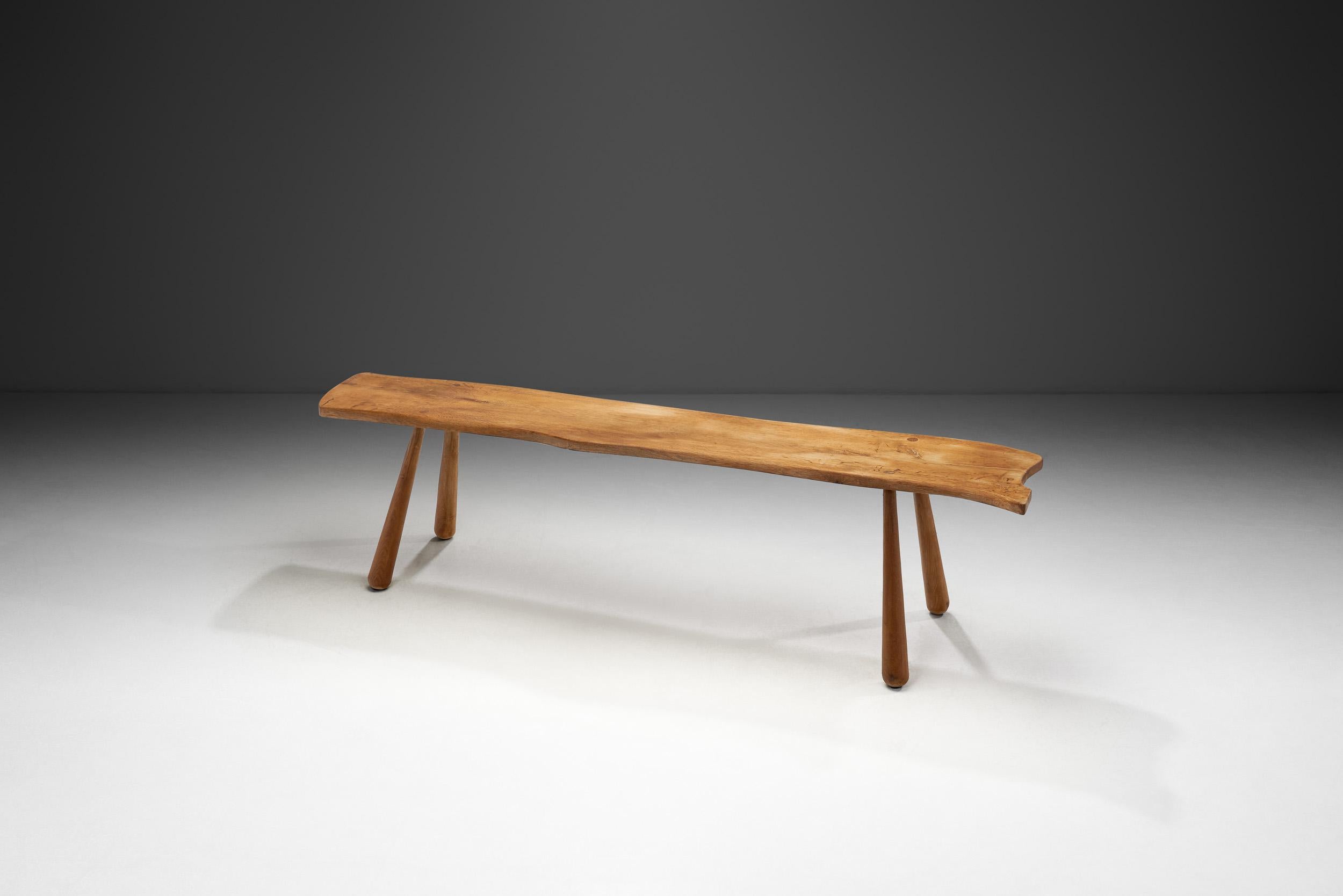 Les designers européens du XXe siècle se sont souvent inspirés de la beauté du monde naturel, ce qui s'est traduit par l'utilisation d'éléments organiques dans les espaces intérieurs. Ce banc sculptural en chêne en est un parfait exemple, car il
