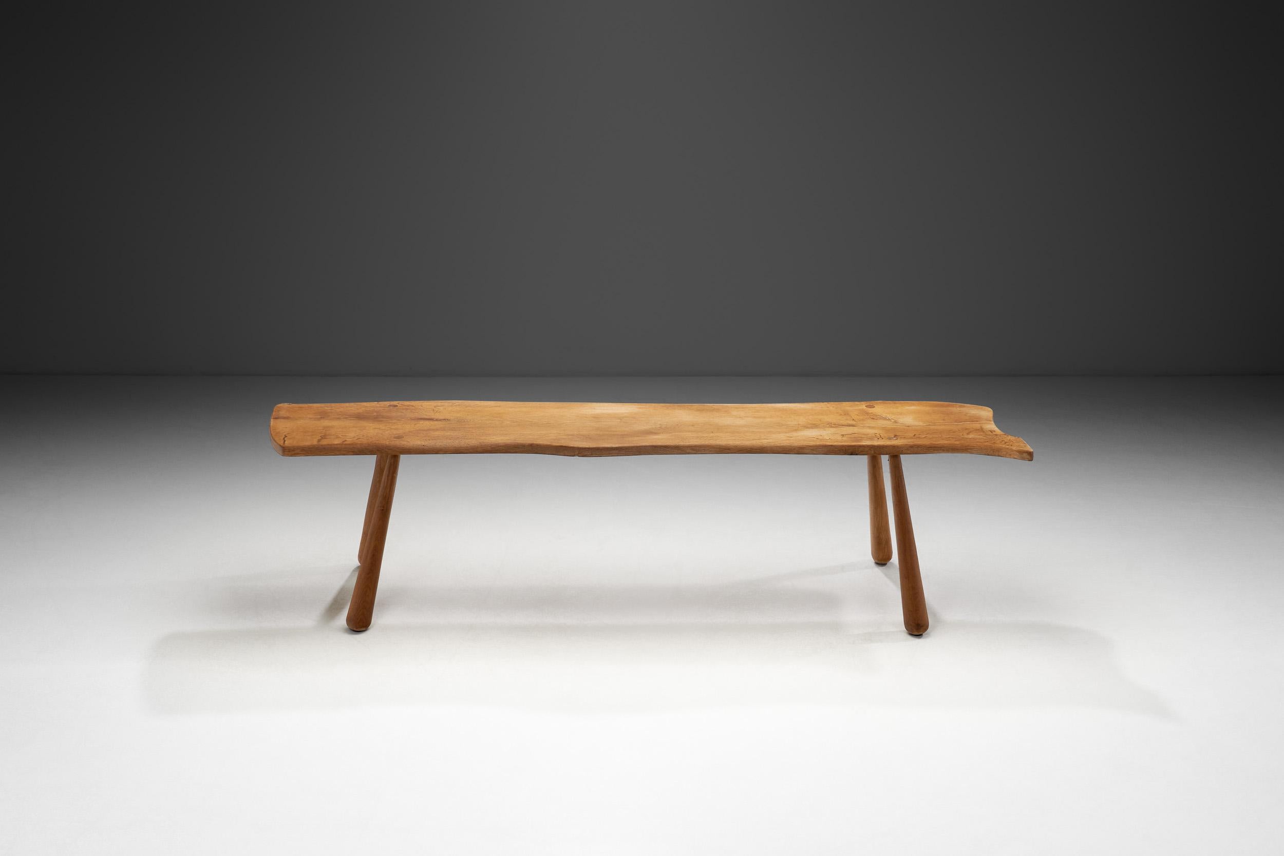 Mid-Century Modern Banc sculptural en chêne massif avec pieds club, Europe 20ème siècle en vente