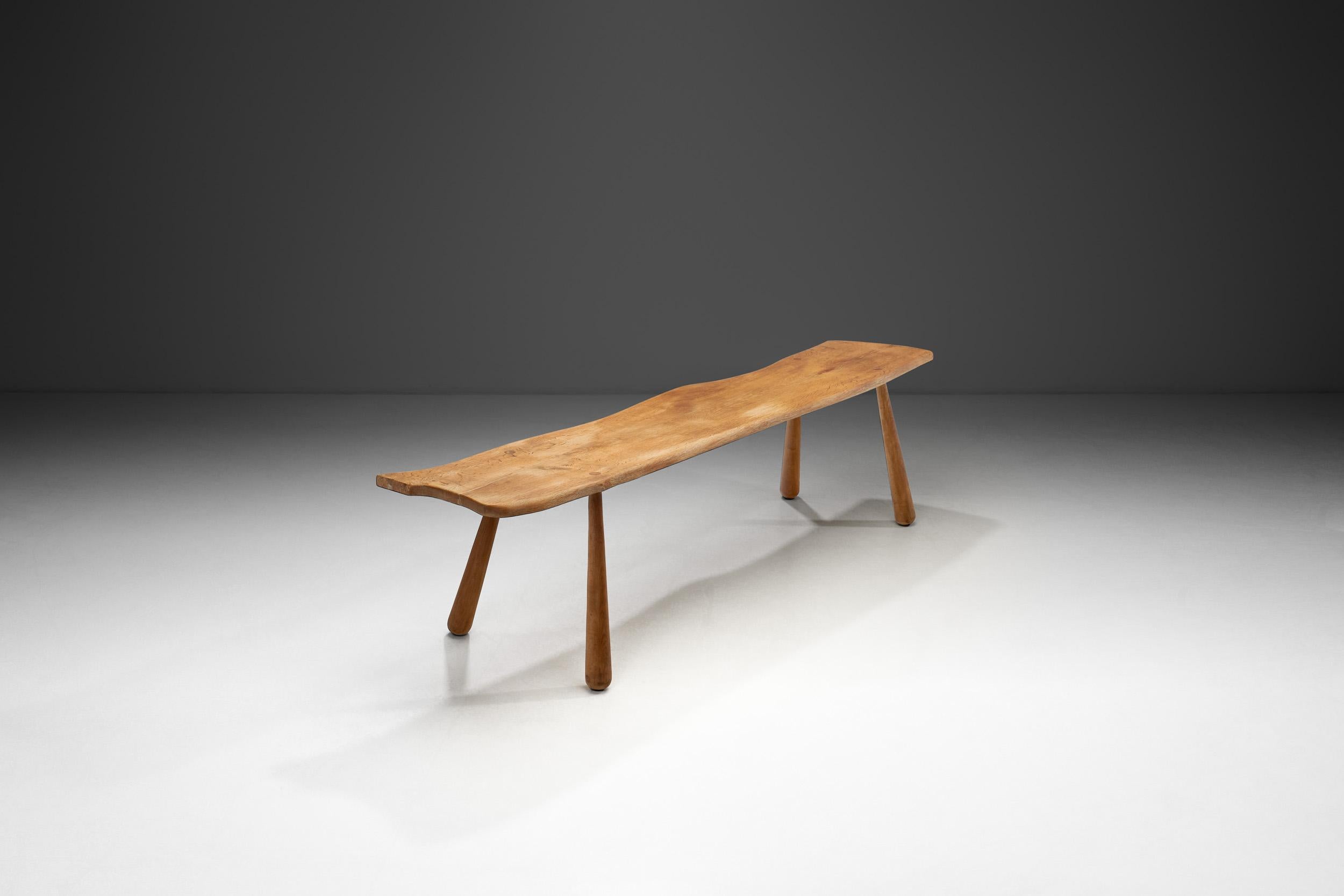 Banc sculptural en chêne massif avec pieds club, Europe 20ème siècle Bon état - En vente à Utrecht, NL