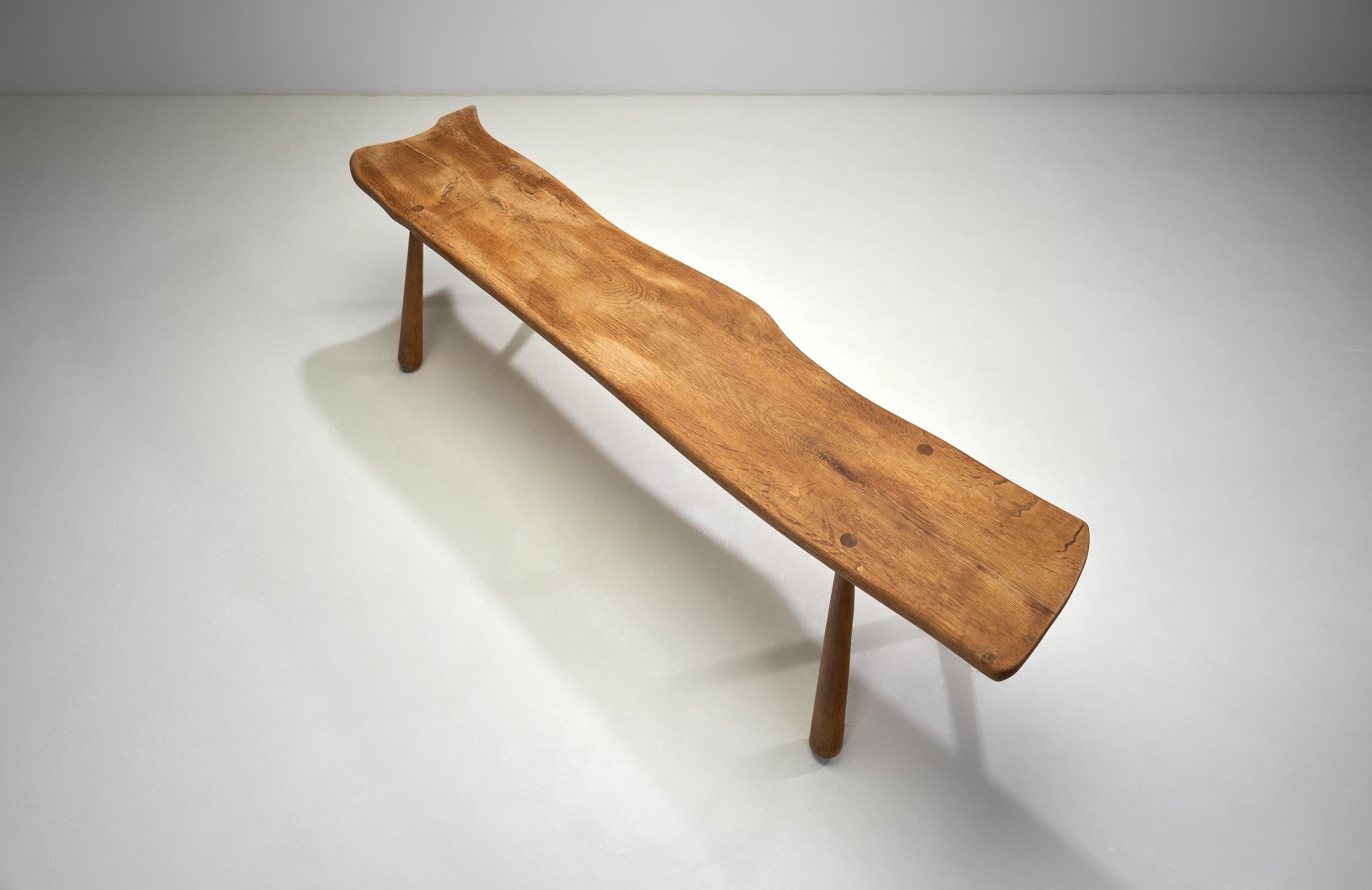 20ième siècle Banc sculptural en chêne massif avec pieds club, Europe 20ème siècle en vente