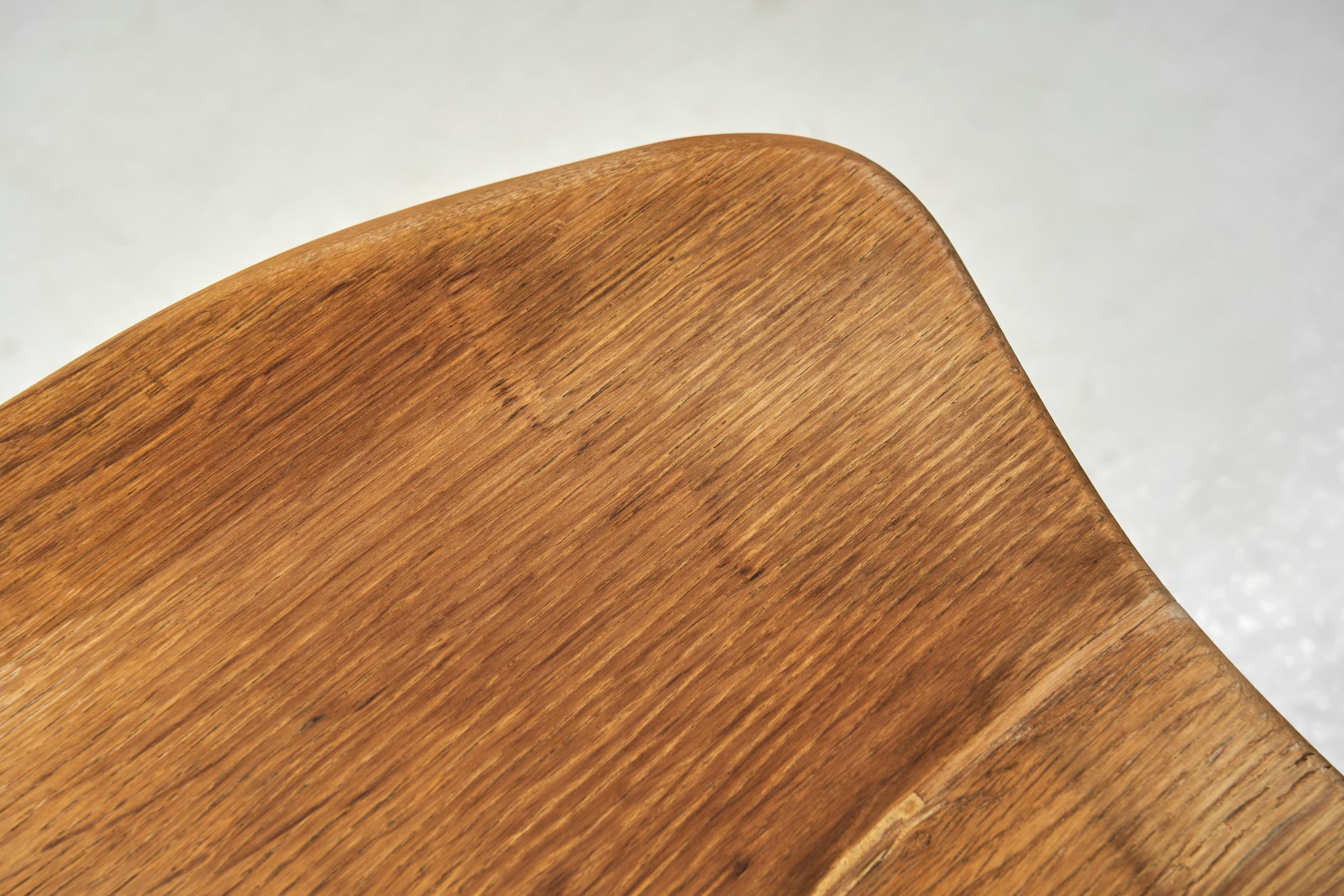 Chêne Banc sculptural en chêne massif avec pieds club, Europe 20ème siècle en vente