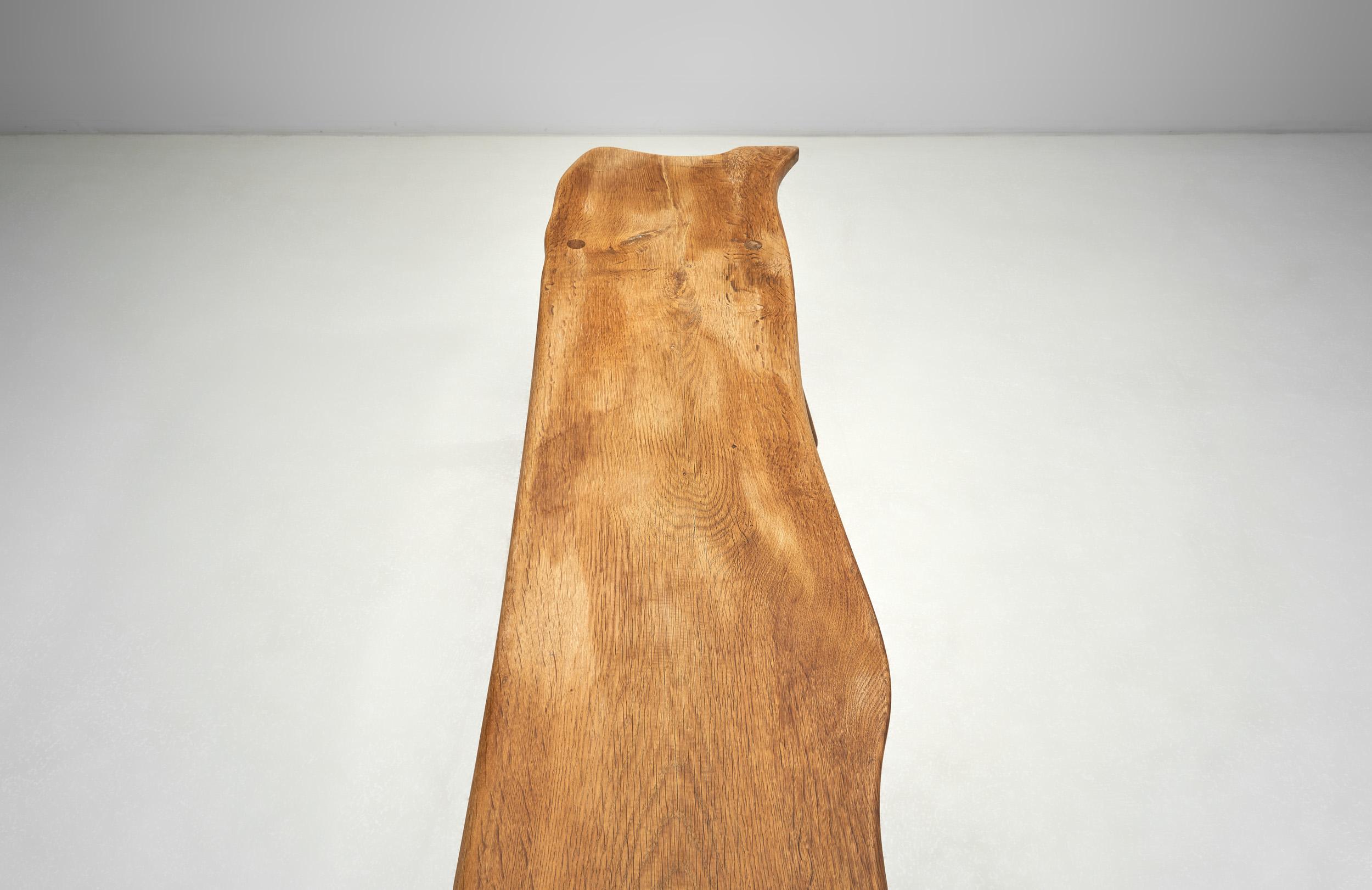 Banc sculptural en chêne massif avec pieds club, Europe 20ème siècle en vente 2