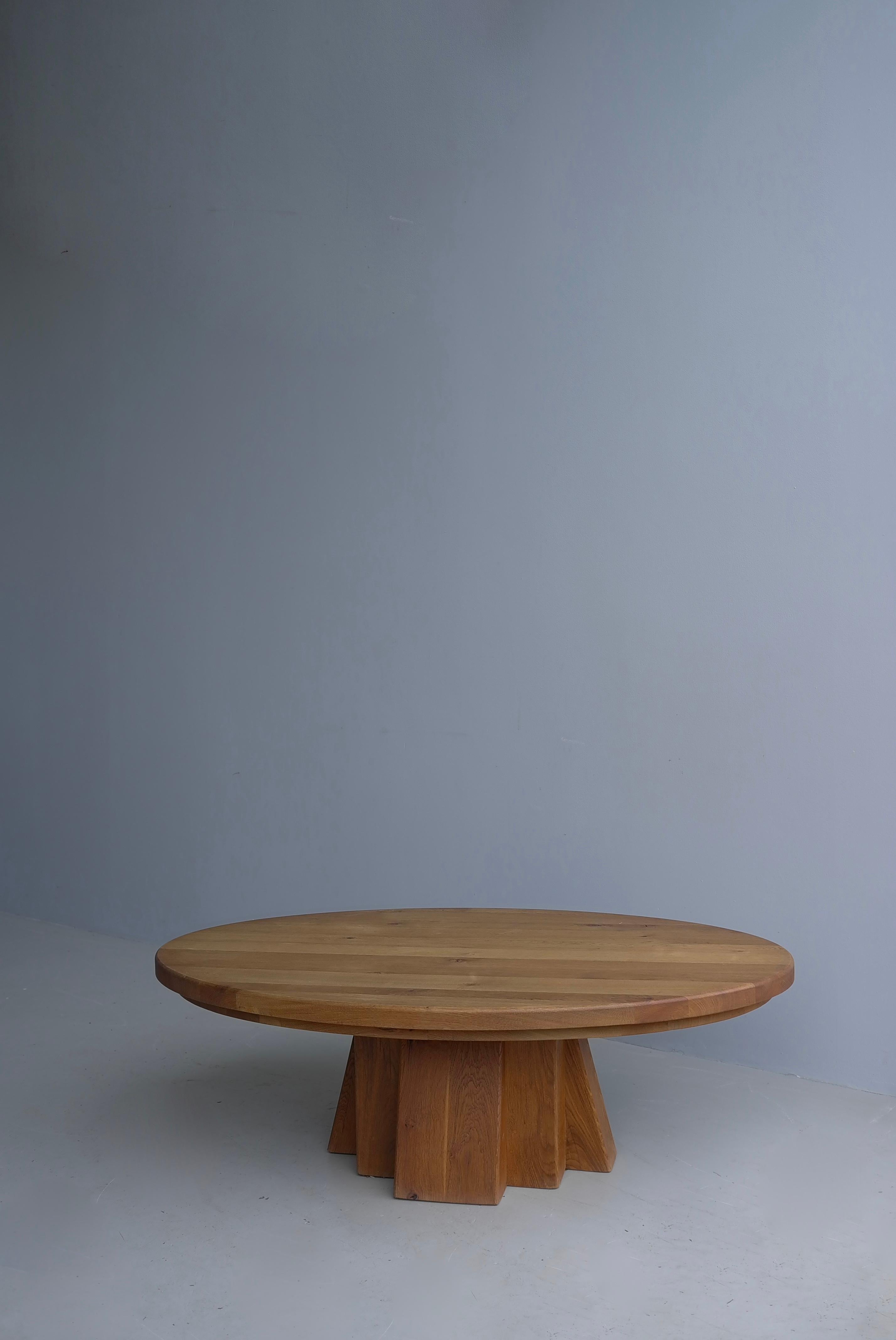 Table basse ovale sculpturale en chêne massif dans le style de Pierre Chapo, France 1970 en vente 4