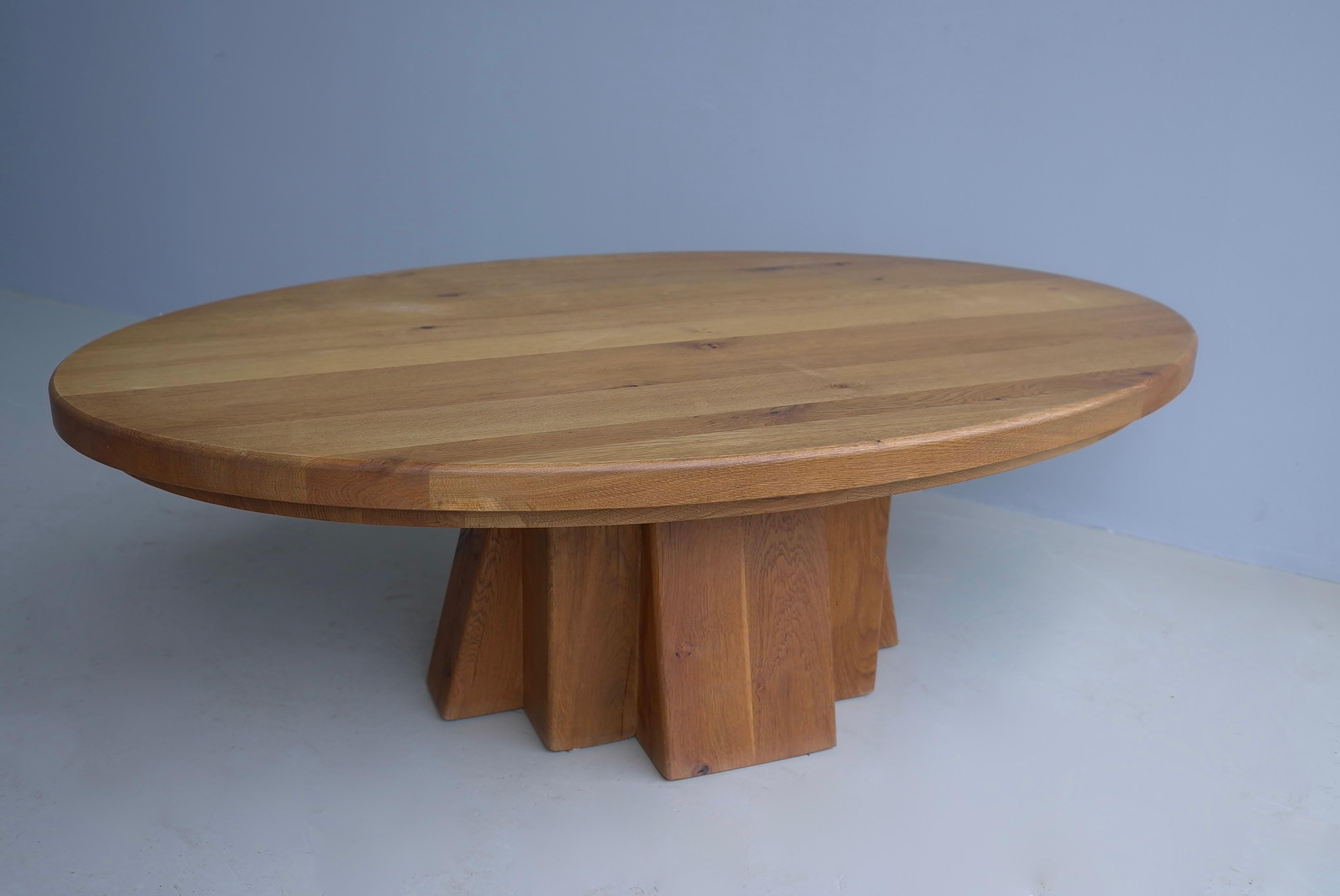 Table basse ovale sculpturale en chêne massif dans le style de Pierre Chapo, France 1970 en vente 5