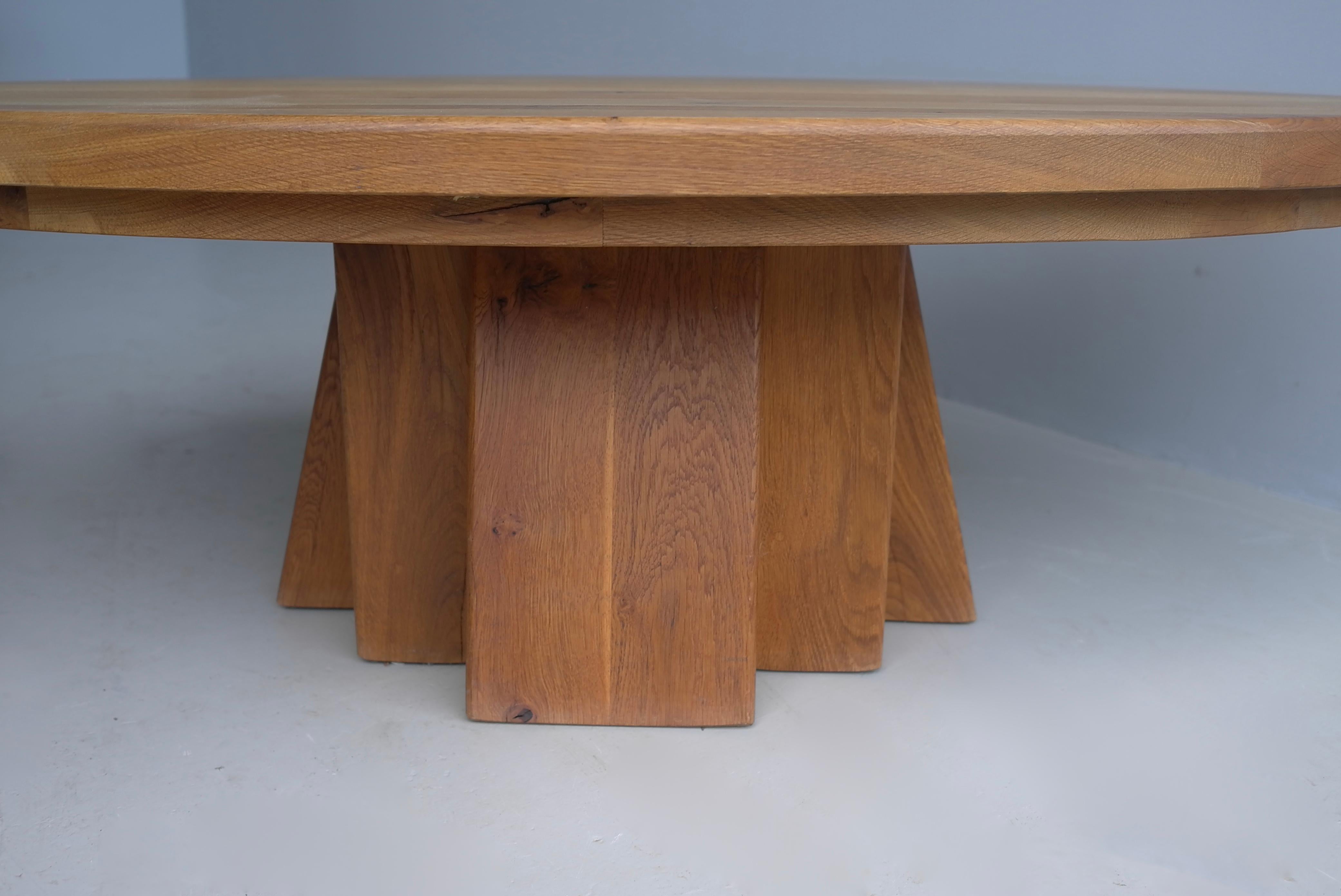 Mid-Century Modern Table basse ovale sculpturale en chêne massif dans le style de Pierre Chapo, France 1970 en vente