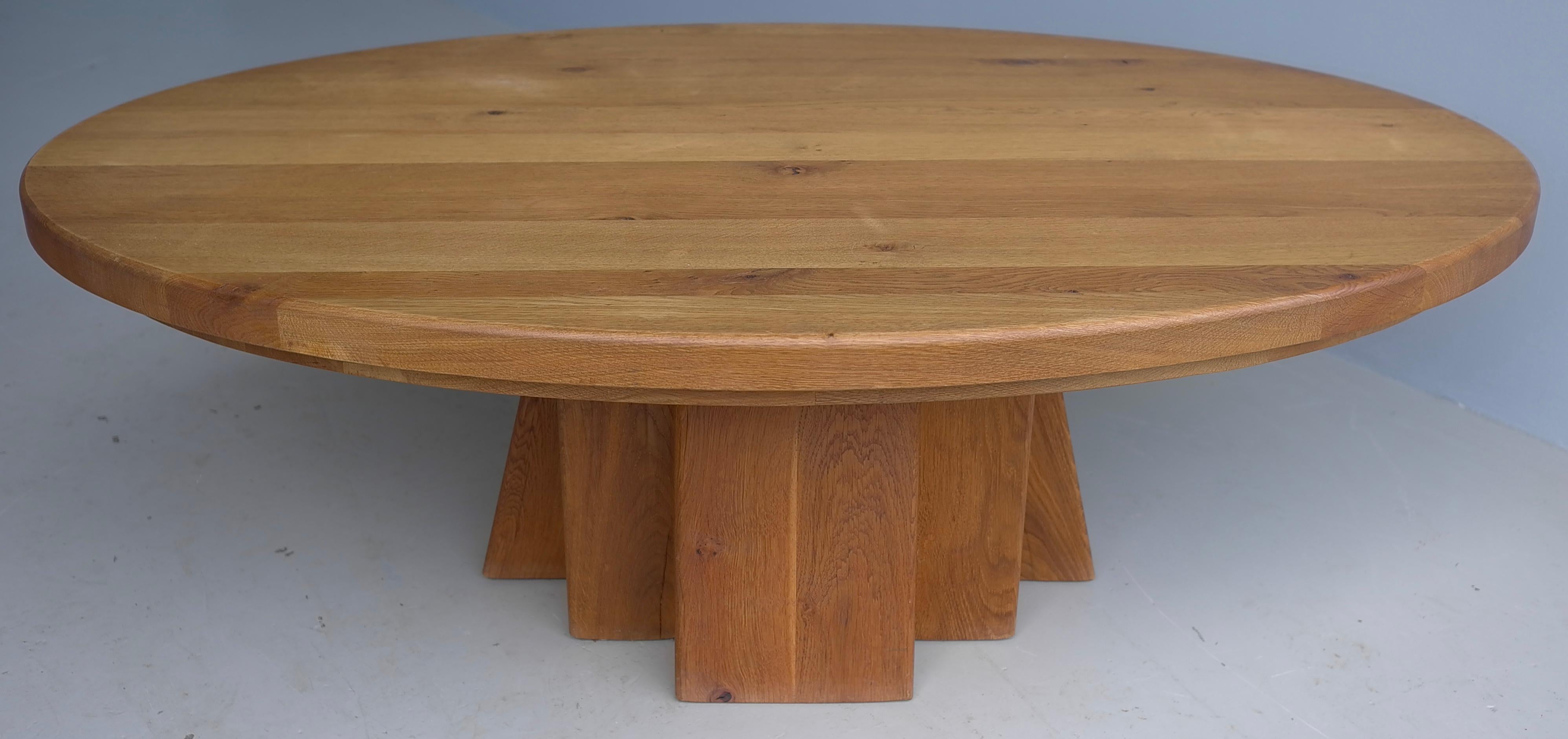 Français Table basse ovale sculpturale en chêne massif dans le style de Pierre Chapo, France 1970 en vente