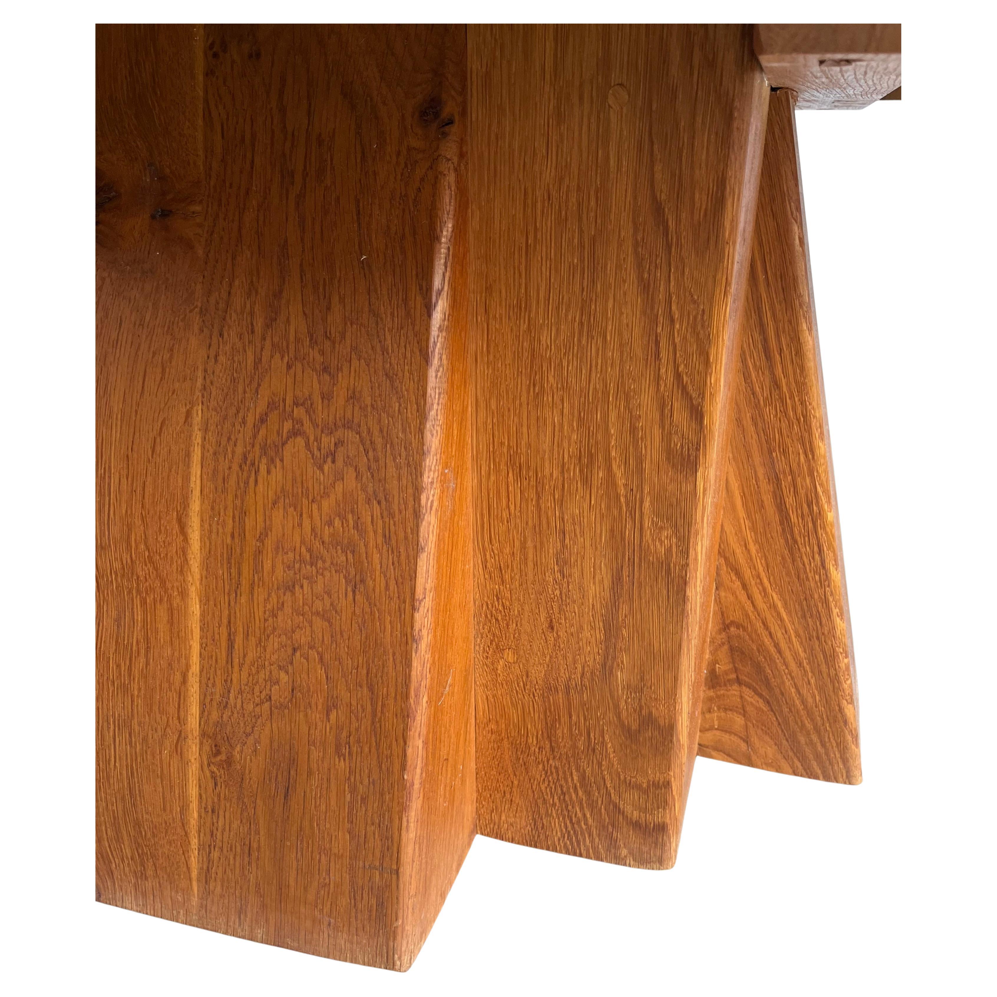 Table basse ovale sculpturale en chêne massif dans le style de Pierre Chapo, France 1970 Bon état - En vente à Den Haag, NL