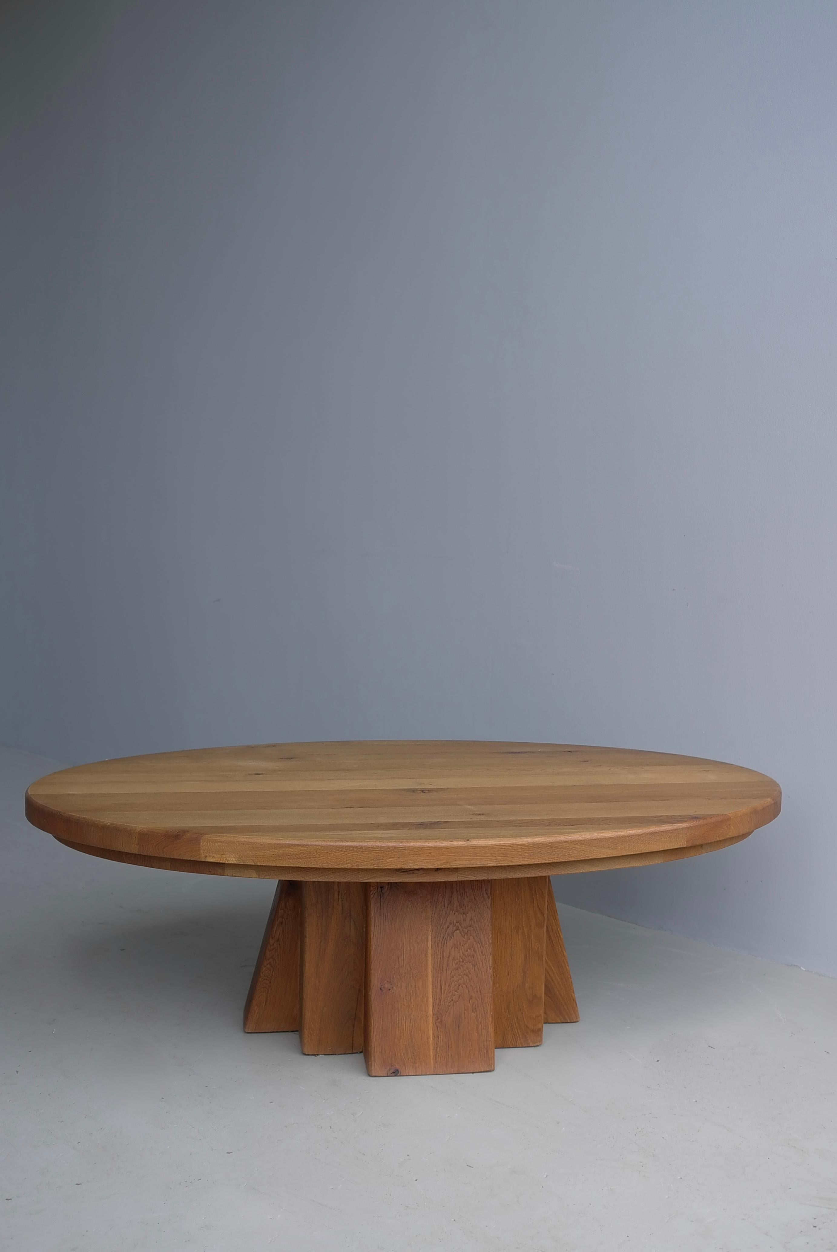 Table basse ovale sculpturale en chêne massif dans le style de Pierre Chapo, France 1970 en vente 3