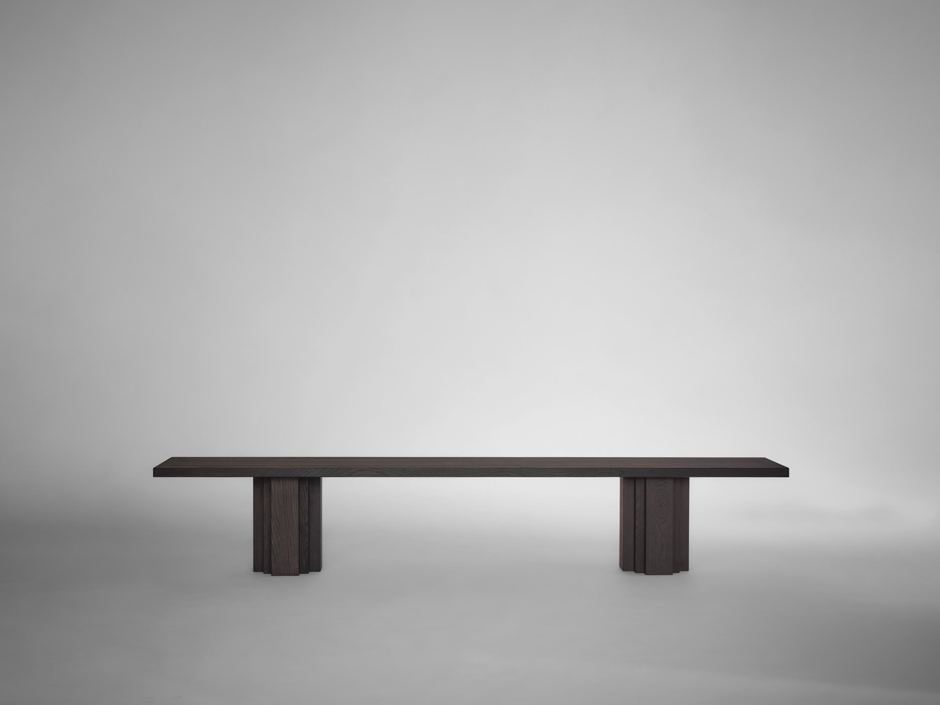 La collection Brut s'inspire du brutalisme et de l'architecture de l'école d'Amsterdam. Un équilibre entre la matérialité brute et les formes subtiles avec des détails géométriques expressifs. Le banc Brut sert de siège assorti à la table Brut ou de