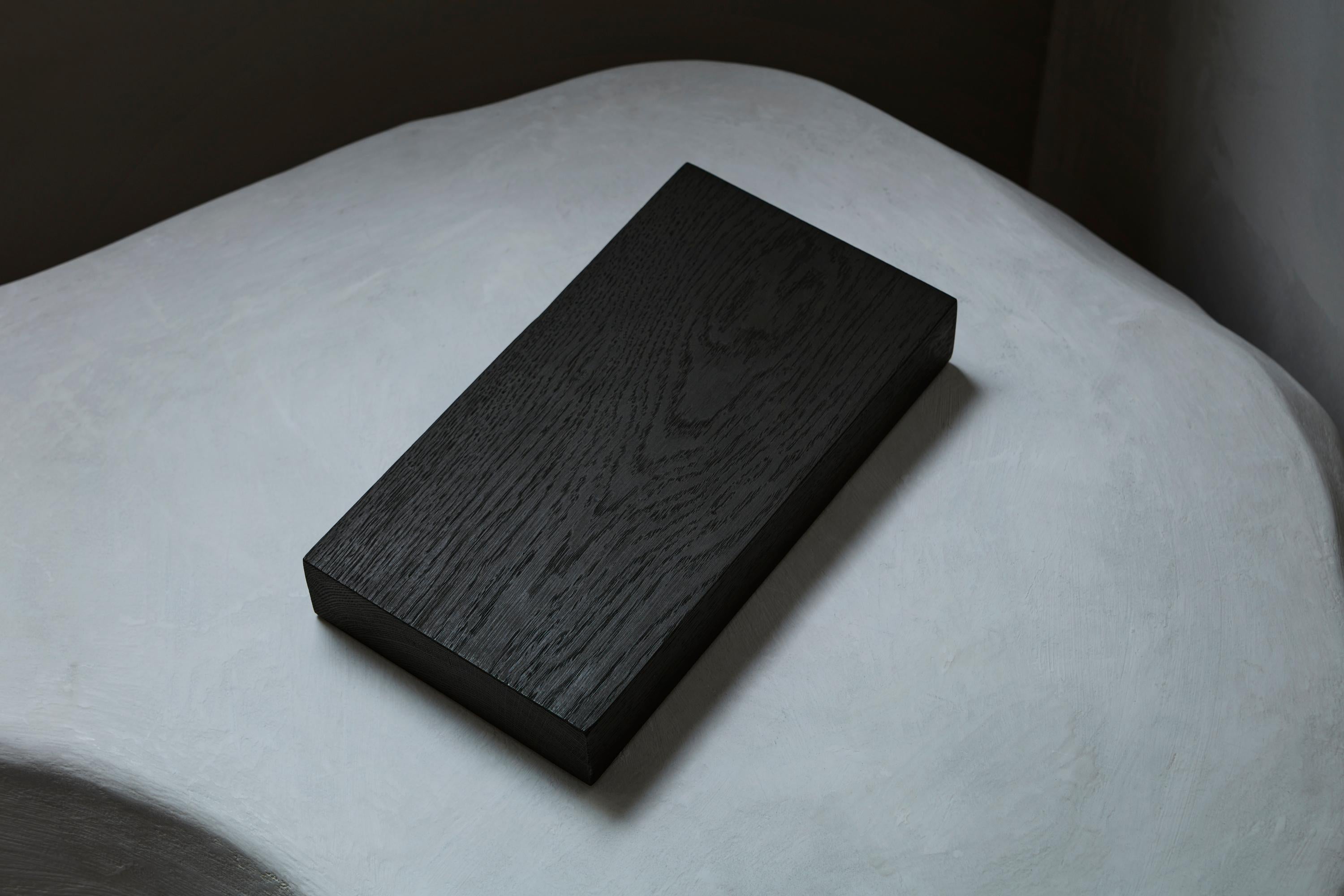 Skulpturaler brutaler Esstisch aus massiver Eiche und Holz aus Holz – Schwarz (21. Jahrhundert und zeitgenössisch) im Angebot