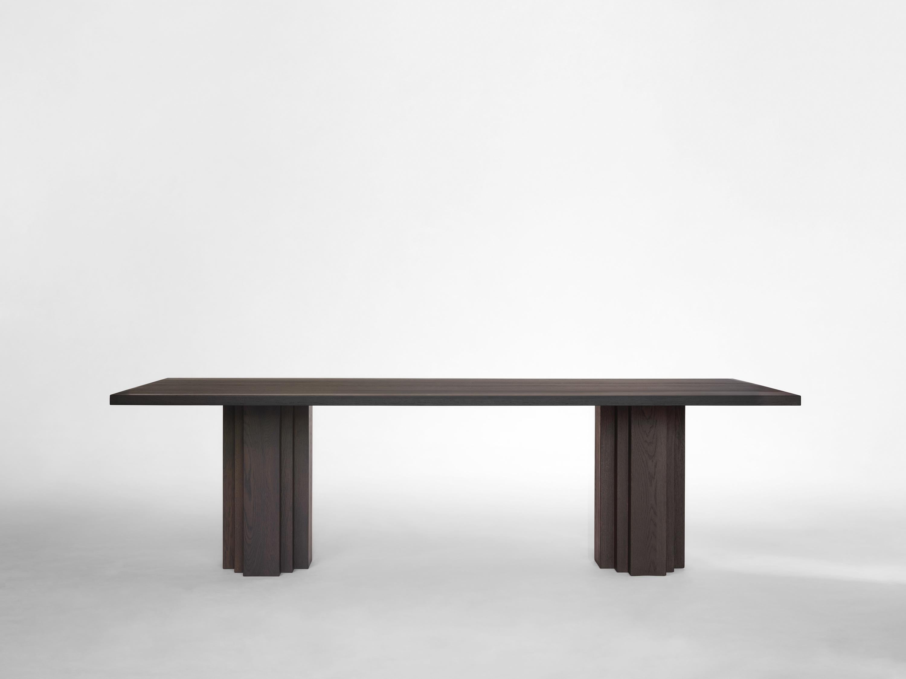 Brutalisme Sculpturale Table de salle à manger Brut en chêne massif en vente
