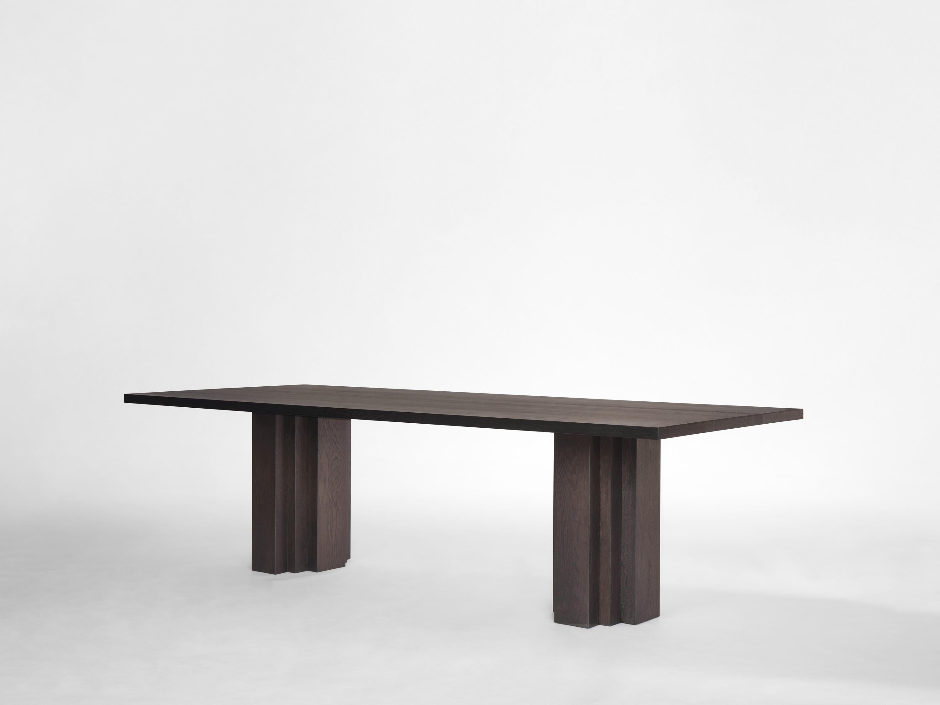 Néerlandais Sculpturale Table de salle à manger Brut en chêne massif en vente