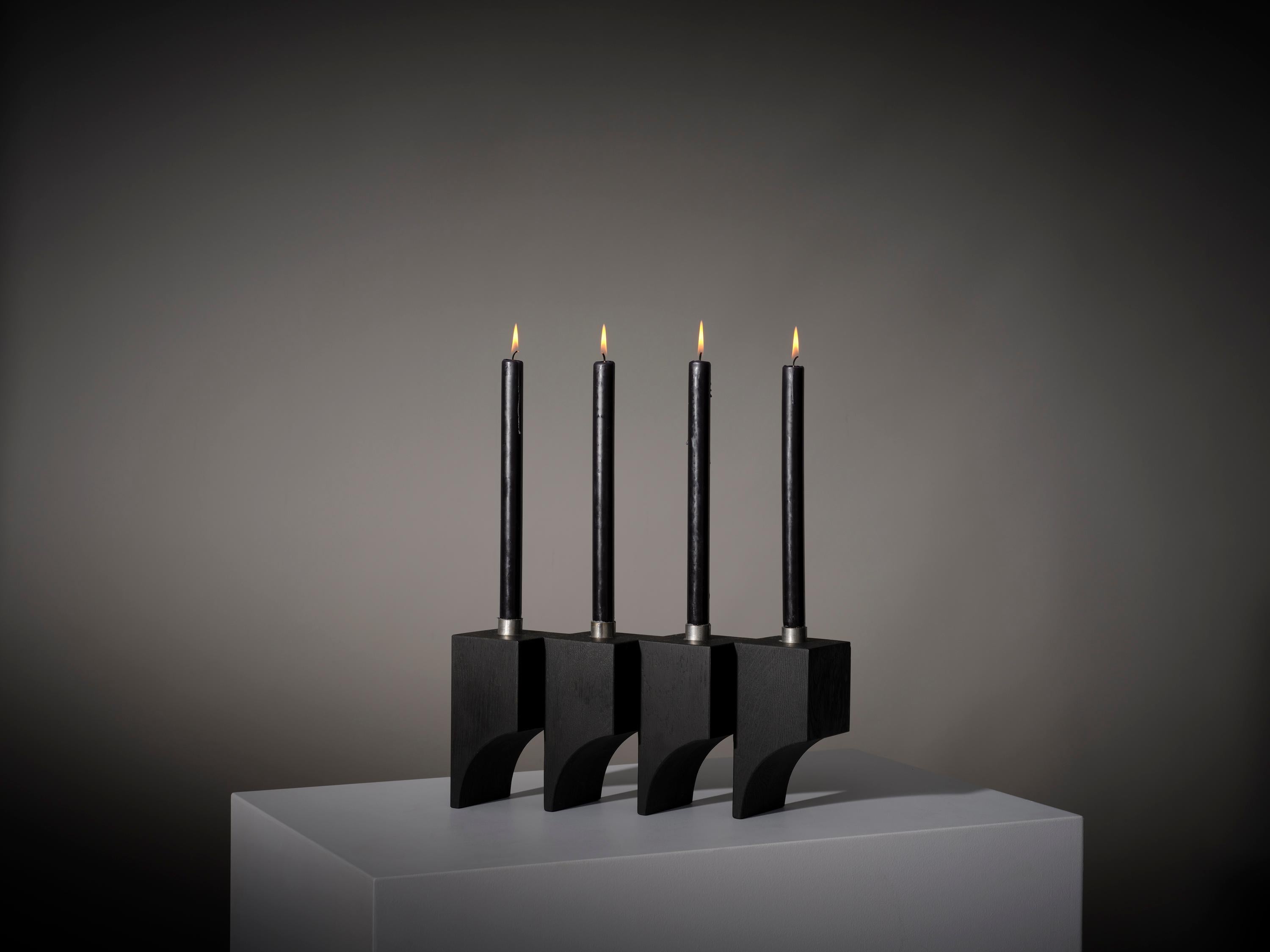 Olandese Portacandele scultoreo in legno di noce massiccio R:4 in vendita