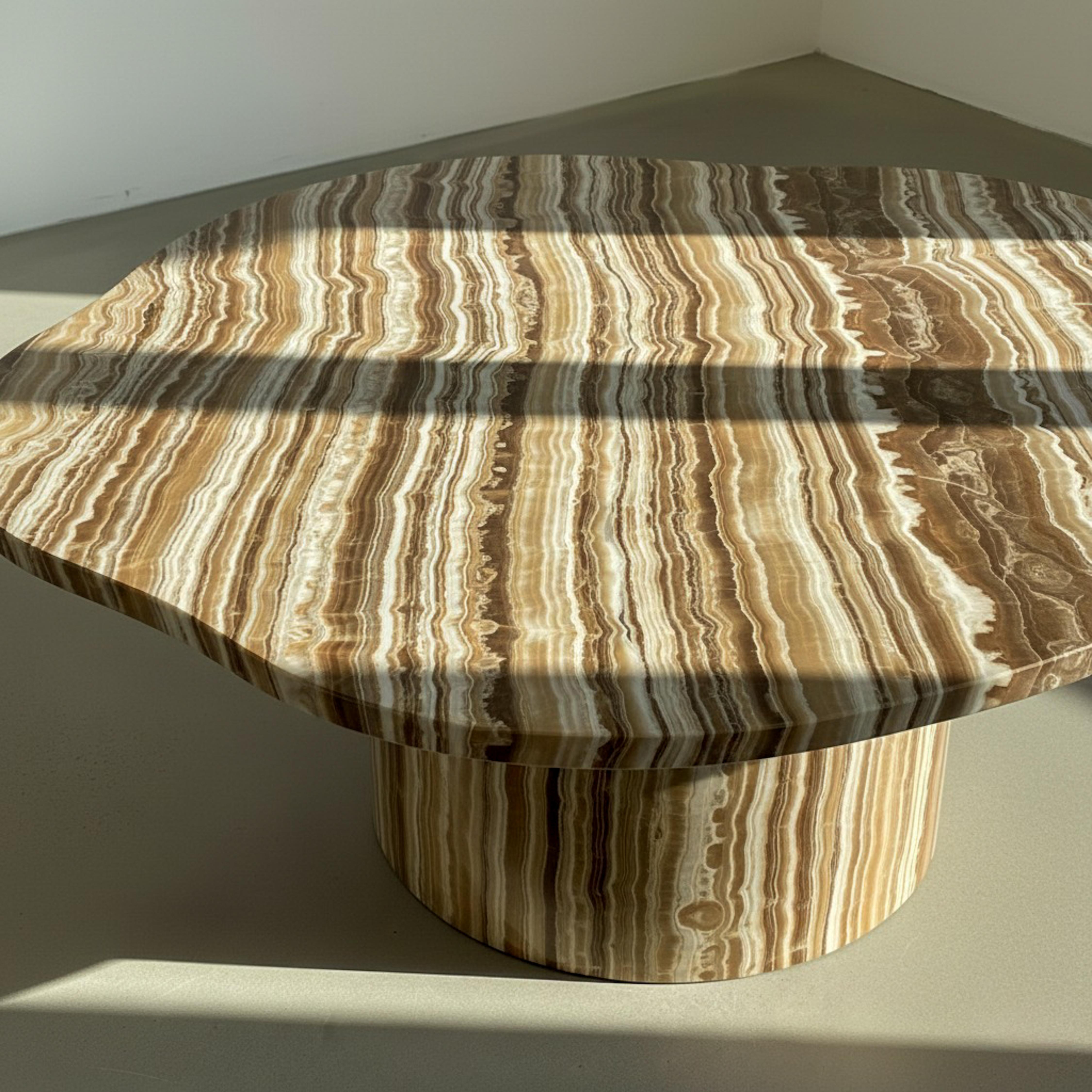 Skulpturaler Couchtisch aus massivem Onyx, Marmortisch im zeitgenössischen italienischen Design (Geschnitzt) im Angebot