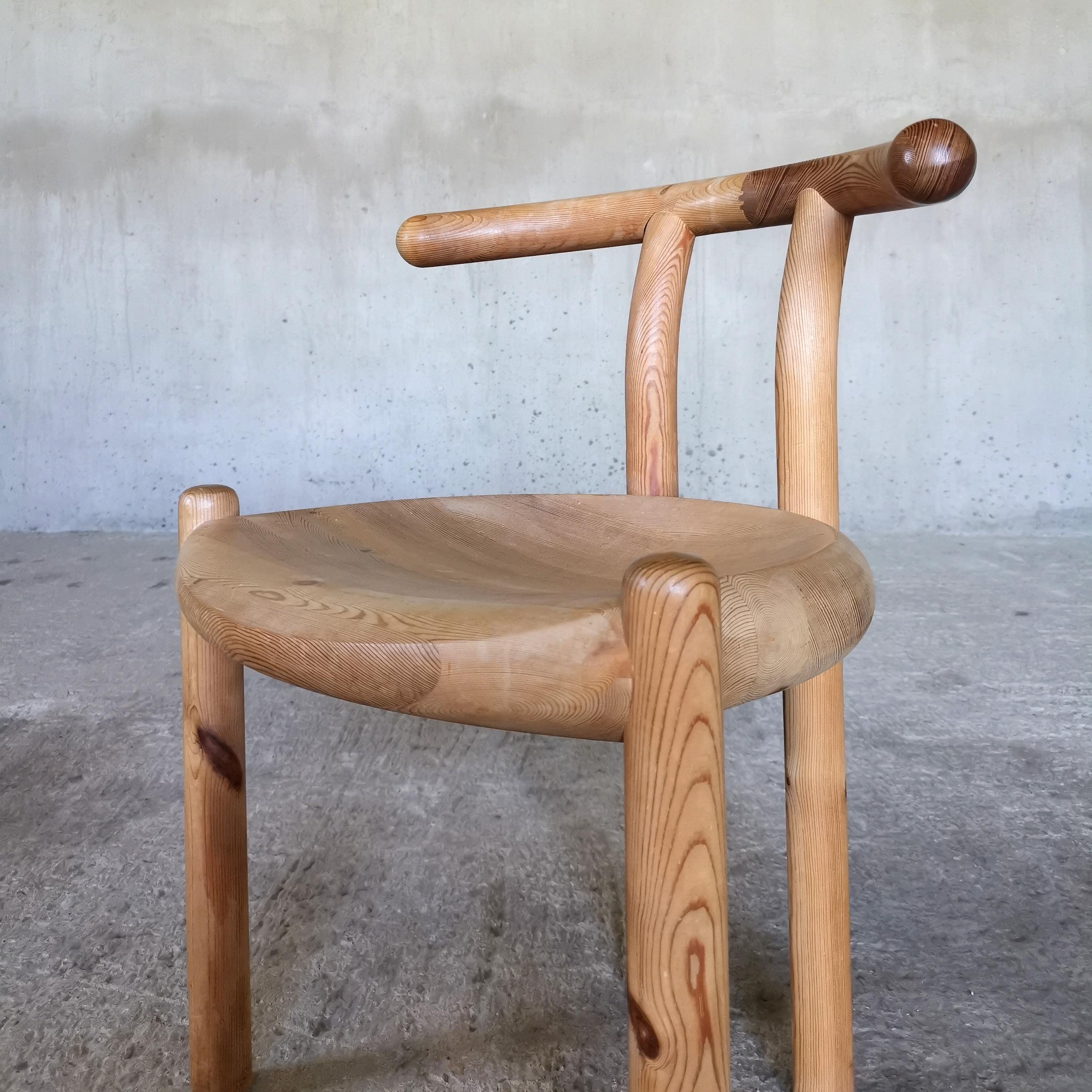 Chaise de salle à manger sculpturale en pin massif attribuée à Rainer Daumiller Danemark années 1970 en vente 2