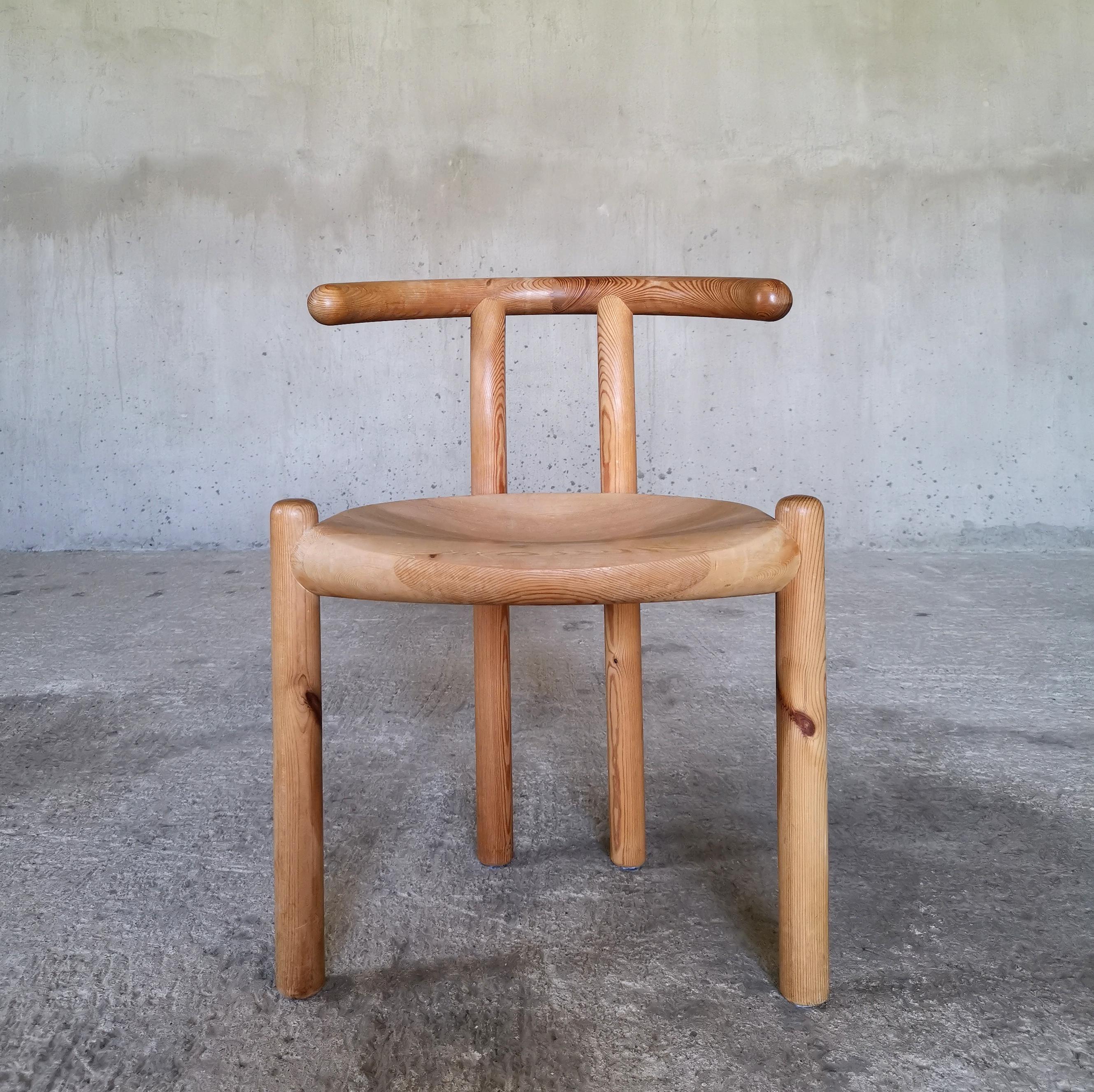 
Cette chaise de salle à manger sculpturale en pin d'Oregon massif est attribuée au célèbre designer Rainer Daumiller, dont les créations les plus connues ont été produites par la scierie Hirtshals Savværk.
Produit au Danemark dans les années 1970,