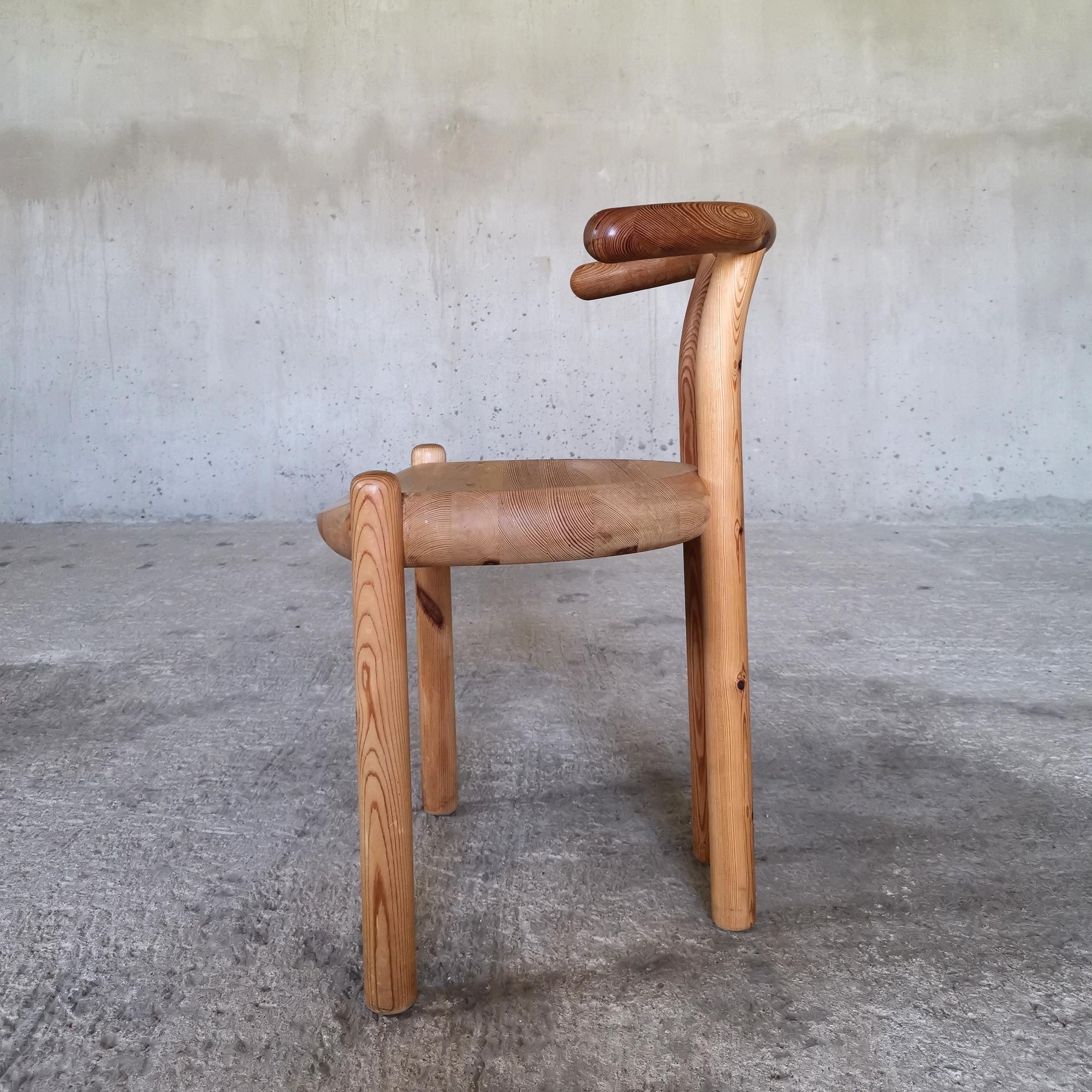 Scandinave moderne Chaise de salle à manger sculpturale en pin massif attribuée à Rainer Daumiller Danemark années 1970 en vente