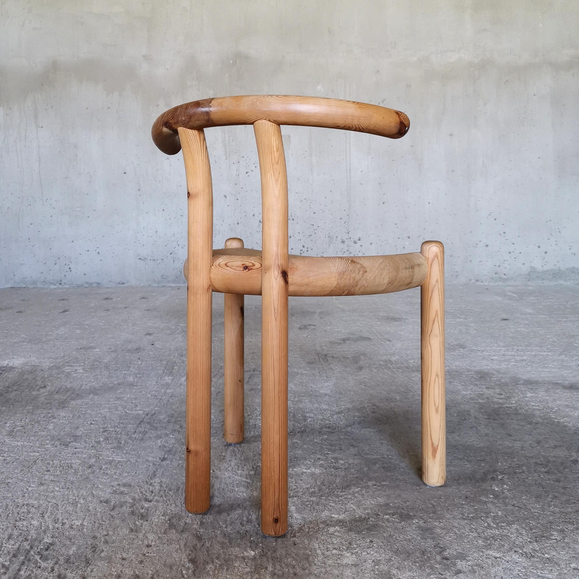 Danois Chaise de salle à manger sculpturale en pin massif attribuée à Rainer Daumiller Danemark années 1970 en vente