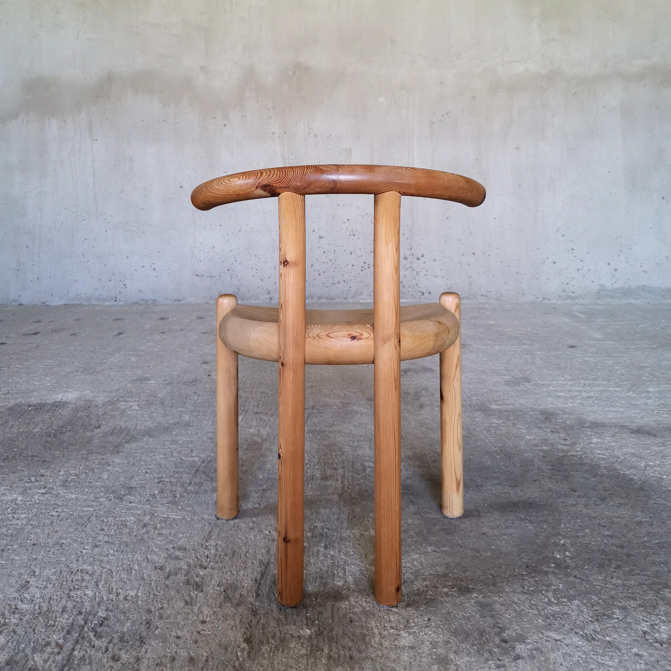 Menuiserie Chaise de salle à manger sculpturale en pin massif attribuée à Rainer Daumiller Danemark années 1970 en vente