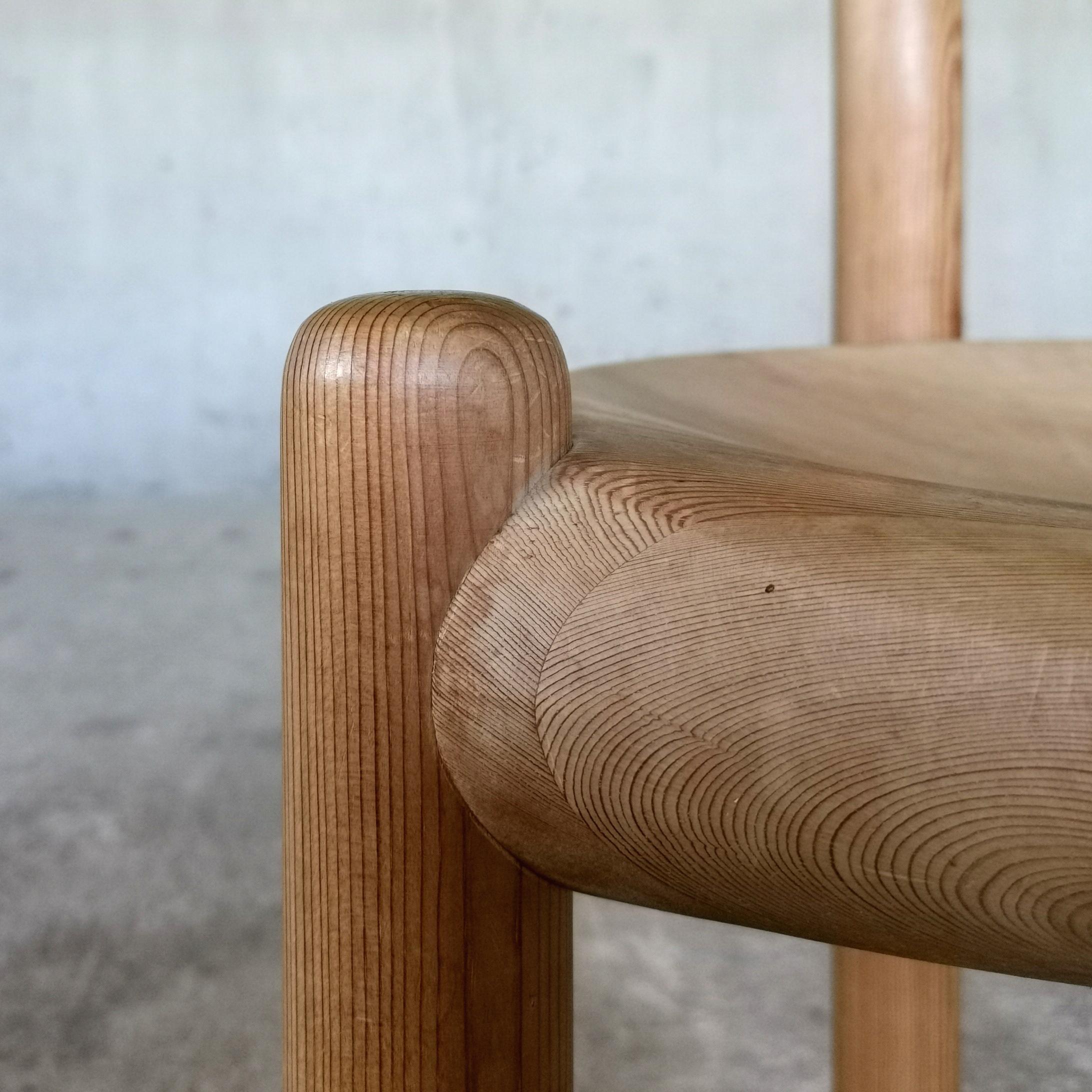Chaise de salle à manger sculpturale en pin massif attribuée à Rainer Daumiller Danemark années 1970 Bon état - En vente à Ystad, SE