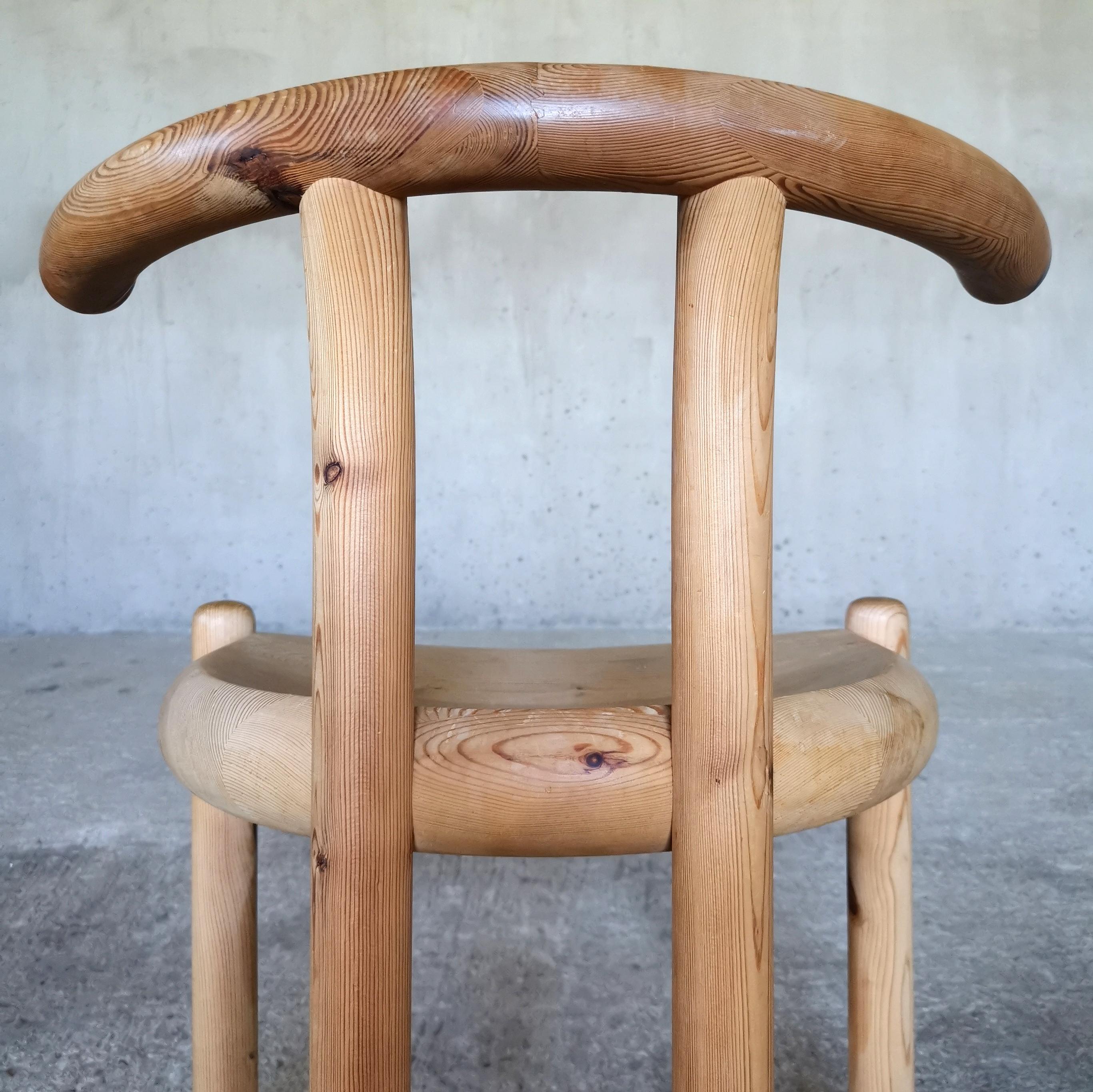 Pin Chaise de salle à manger sculpturale en pin massif attribuée à Rainer Daumiller Danemark années 1970 en vente