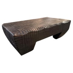 Skulpturaler Couchtisch aus massivem Suarholz mit „Espresso Burnt“-Oberfläche