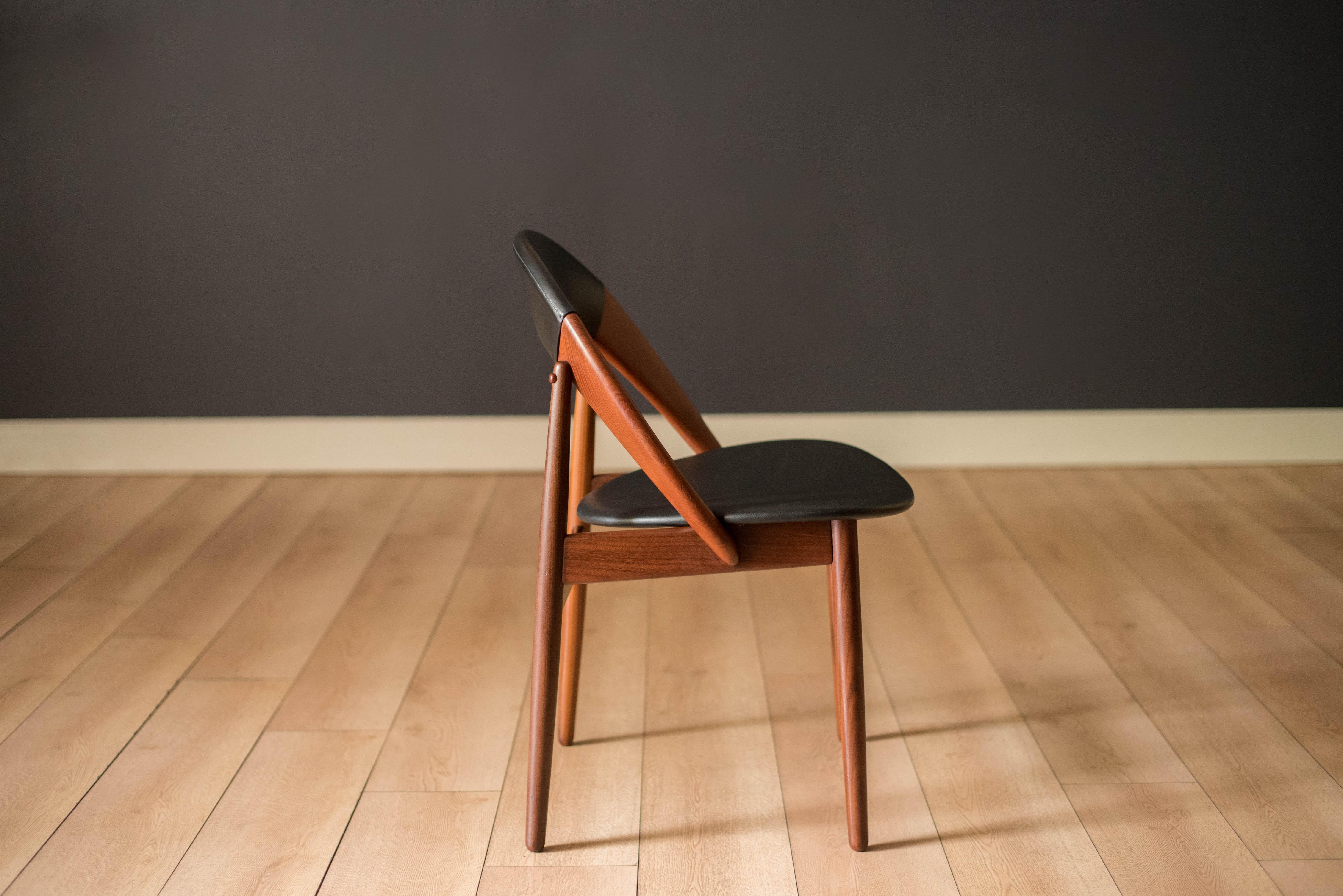 Sculptural Solid Teak Danish Modern Hoop Dining Chair by Arne Hovmand-Olsen In Good Condition For Sale In San Jose, CA