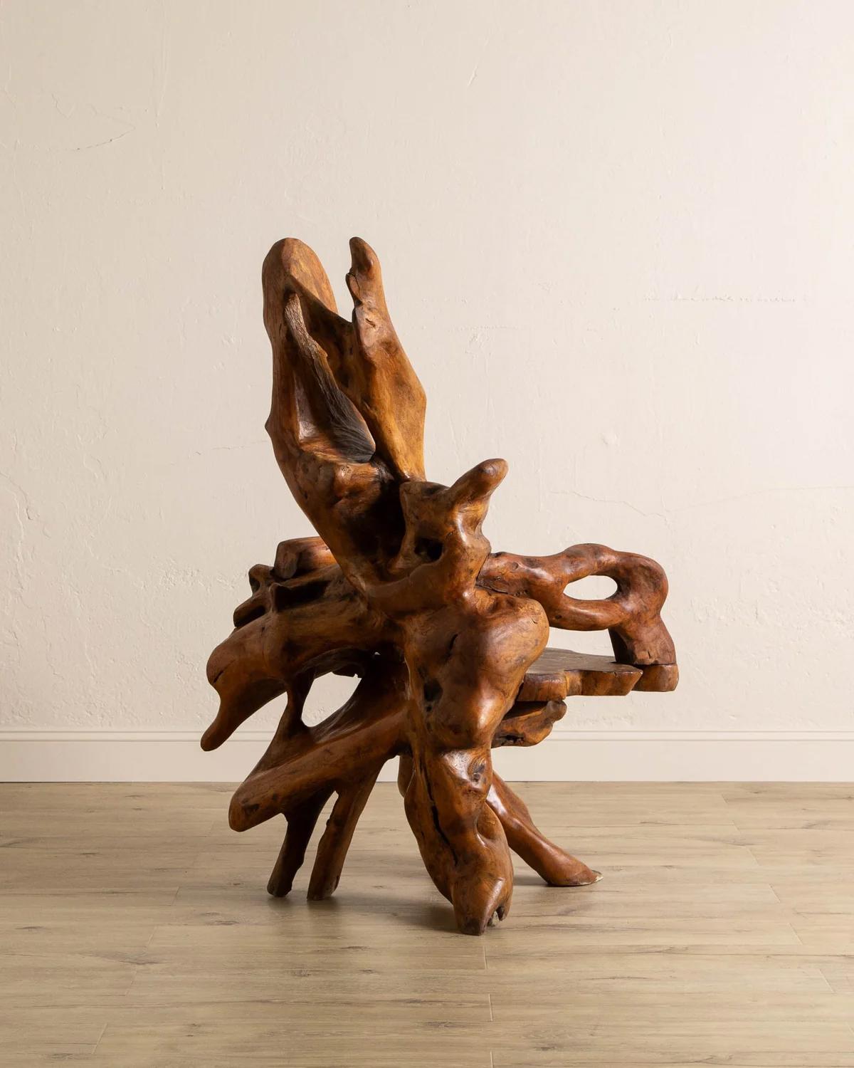 Primitif Chaise sculpturale en teck massif en vente