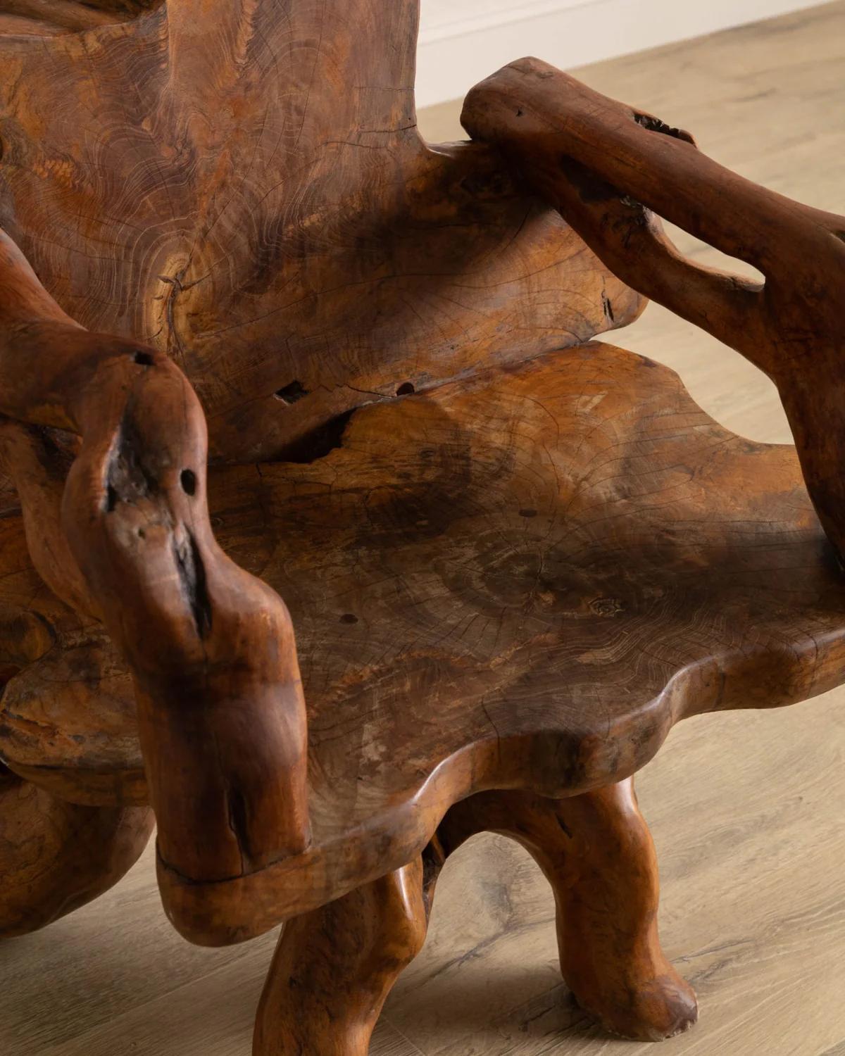Fait main Chaise sculpturale en teck massif en vente