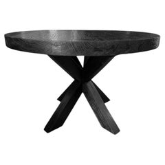 Tavolo da pranzo scultoreo in legno massello di teak con venature espressive, finitura bruciata