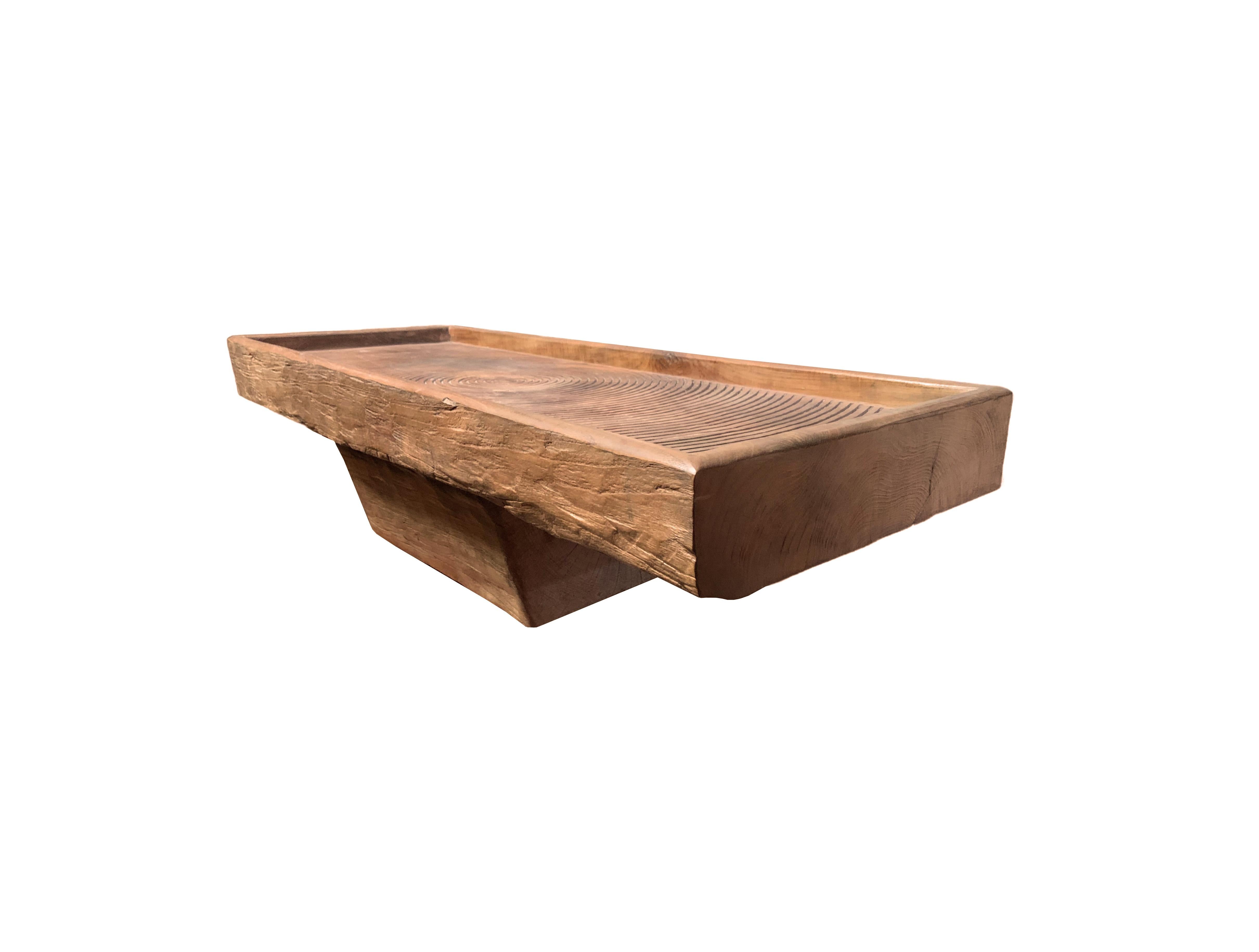 Organique Table basse sculpturale en bois de teck massif avec de superbes détails sculptés en vente
