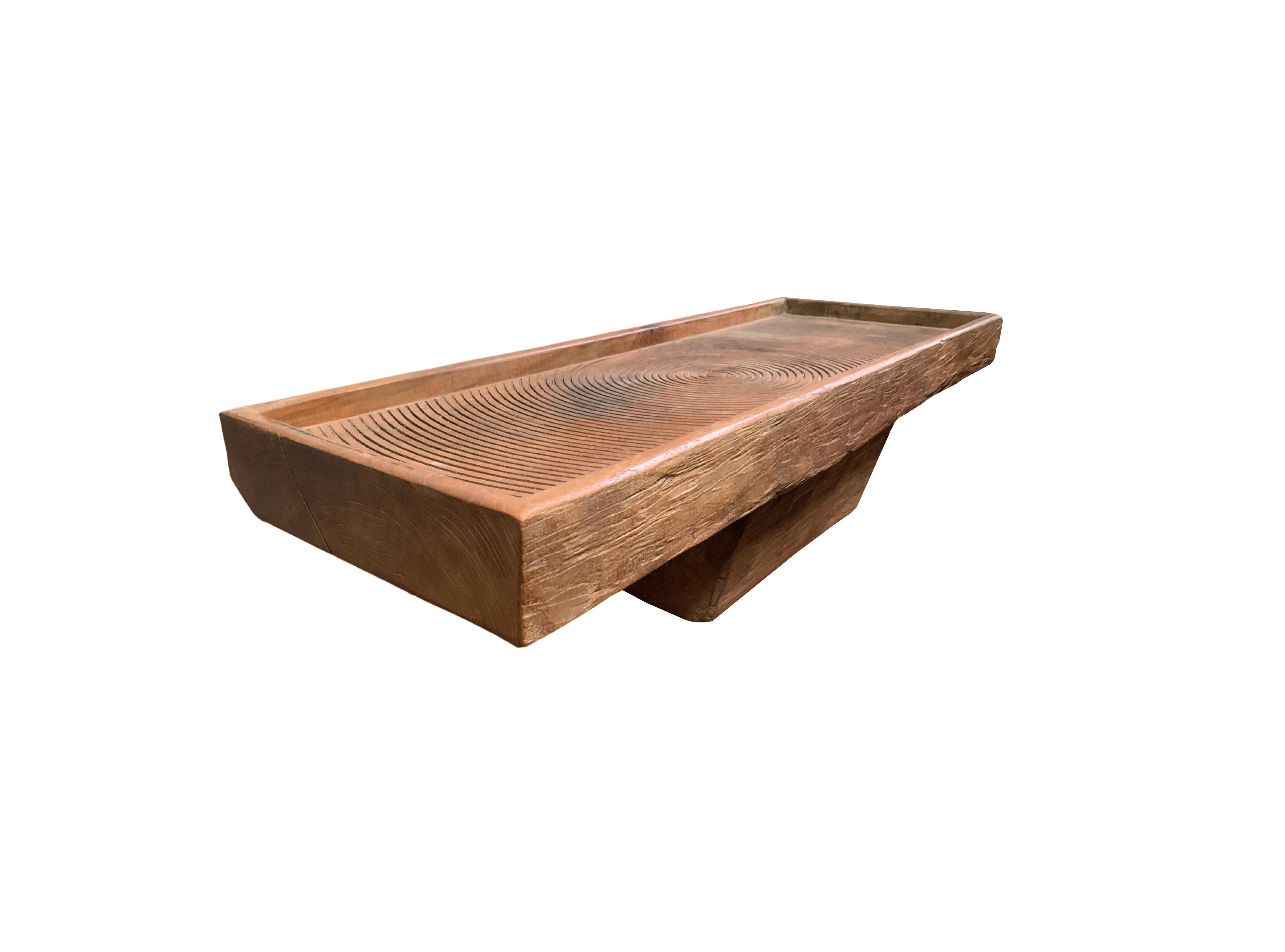 Fait main Table basse sculpturale en bois de teck massif avec de superbes détails sculptés en vente