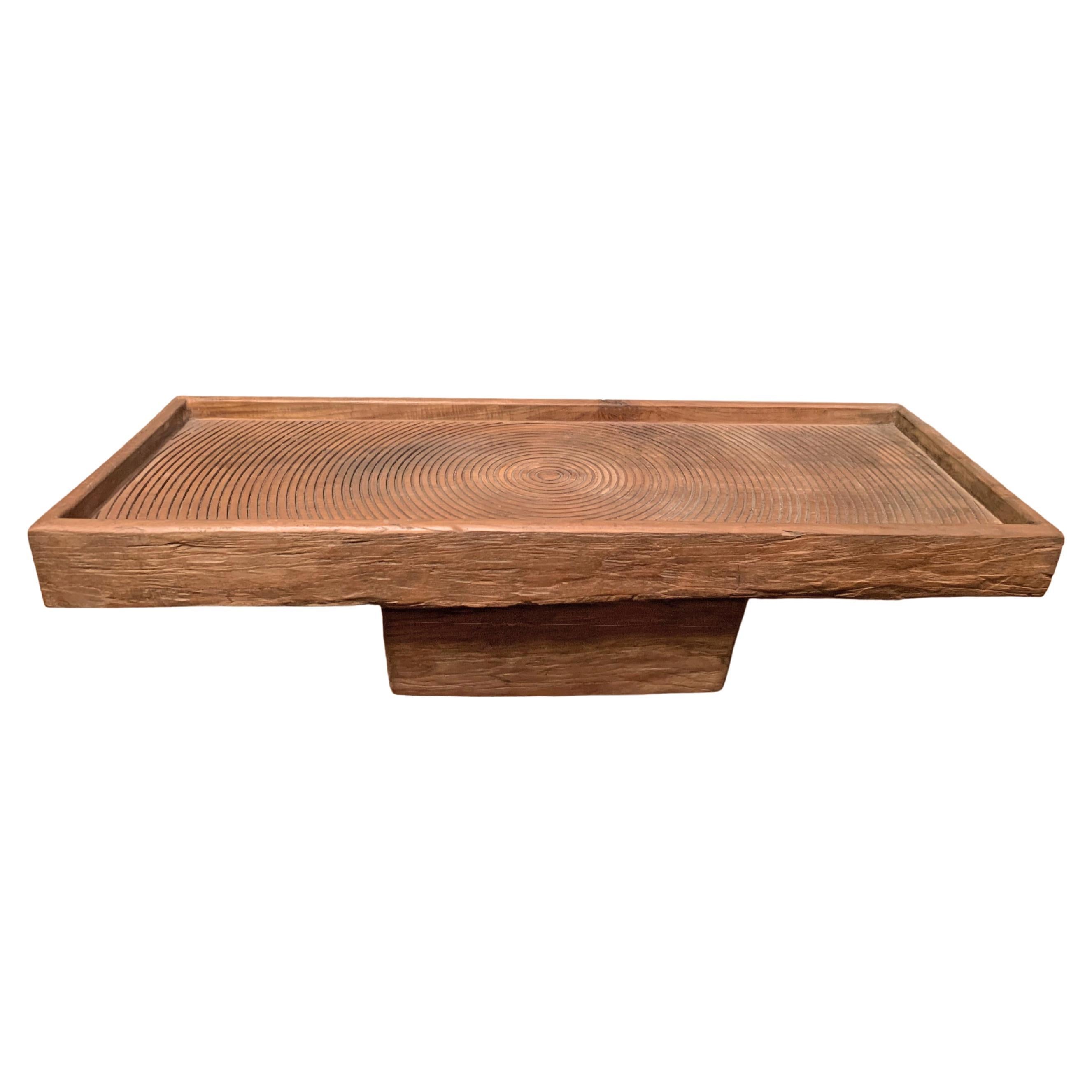 Table basse sculpturale en bois de teck massif avec de superbes détails sculptés en vente
