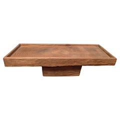 Table basse sculpturale en bois de teck massif avec de superbes détails sculptés