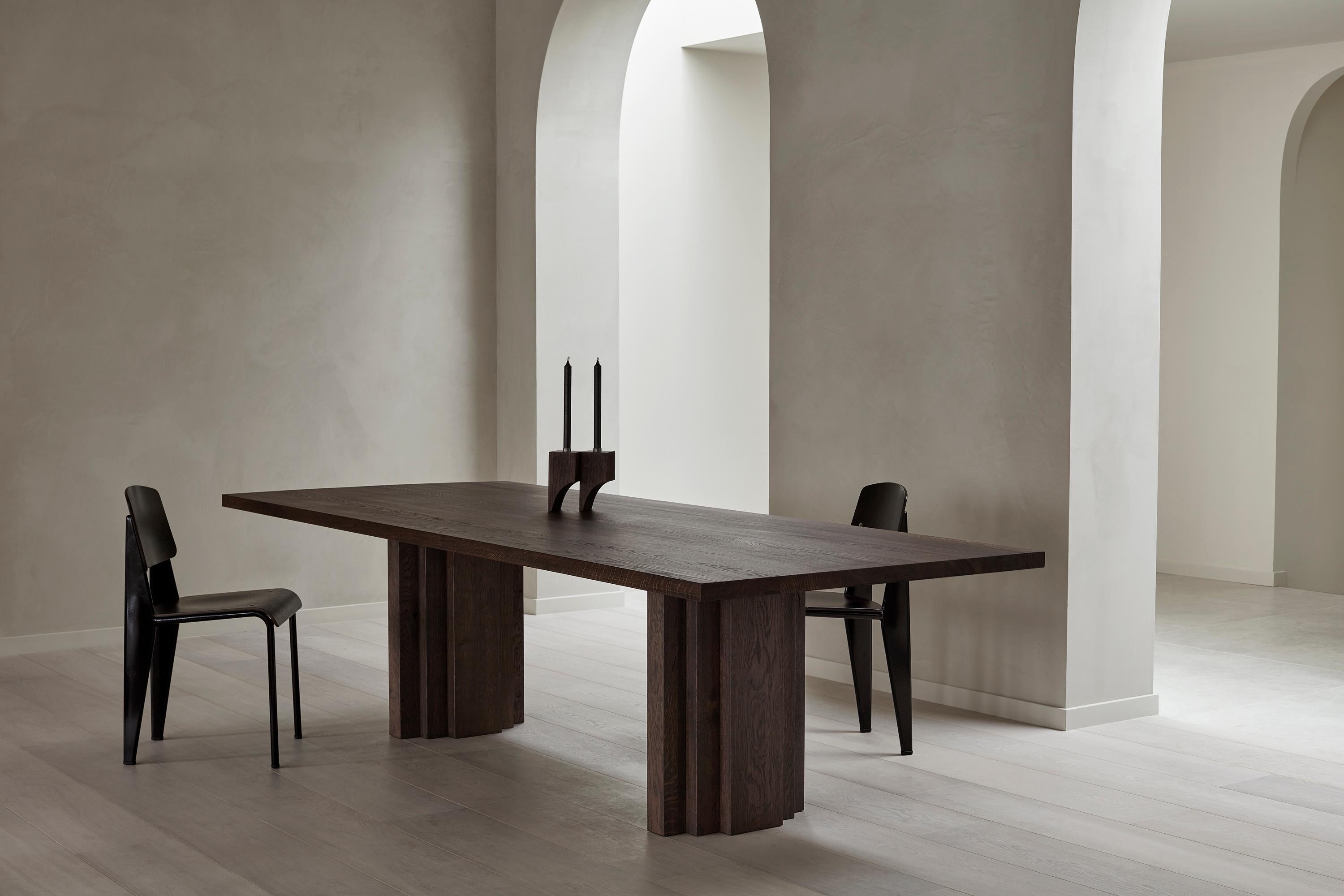 Mesa de comedor escultural de nogal macizo Brut Slim en venta 4