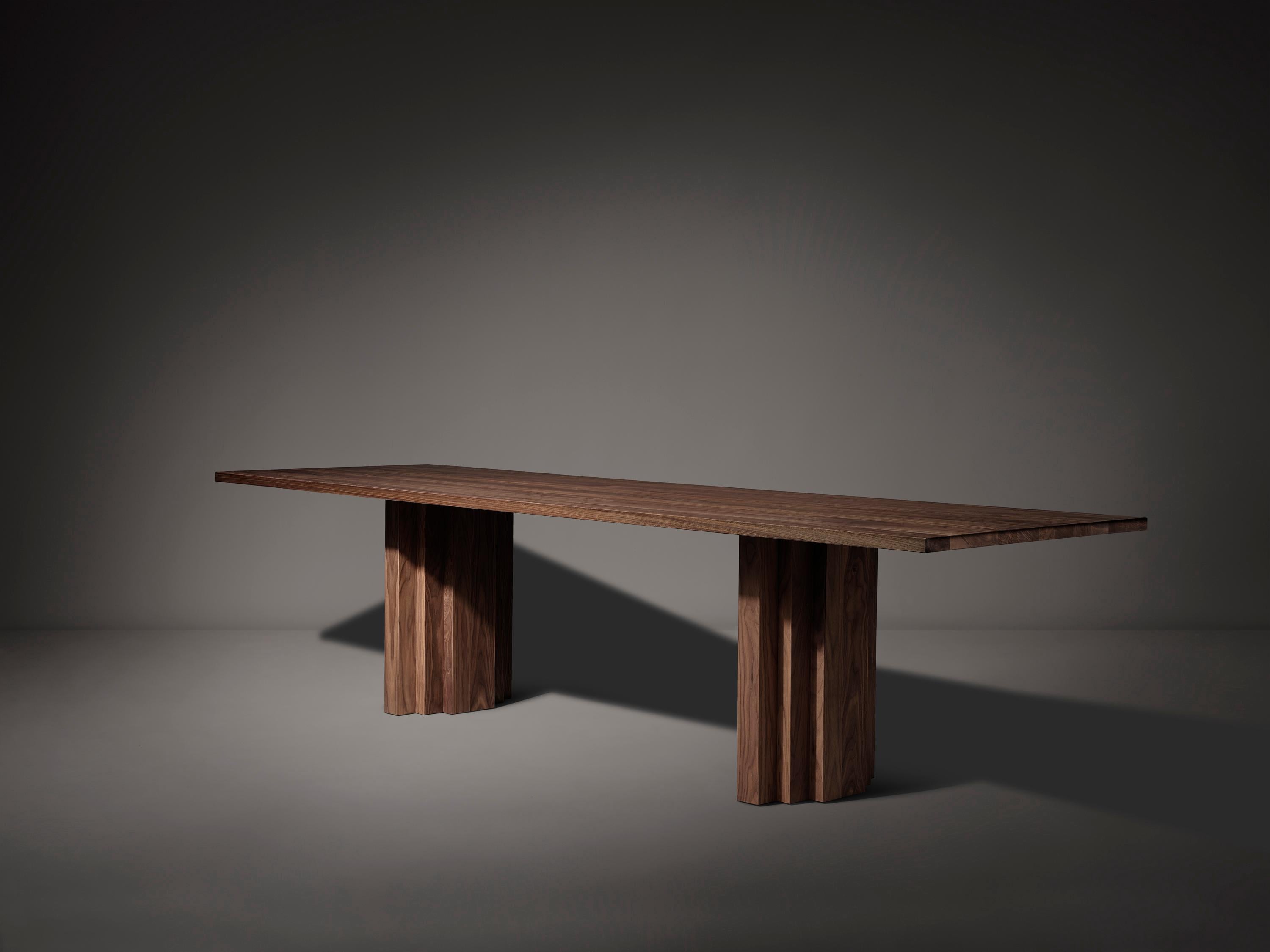 La mesa Brut Slim se inspira en el Brutalismo y la arquitectura de la Escuela de Ámsterdam. Un equilibrio de materialidad bruta y formas tenues con detalles geométricos expresivos.

Diseñado por Aad Bos y fabricado en Holanda con madera maciza de