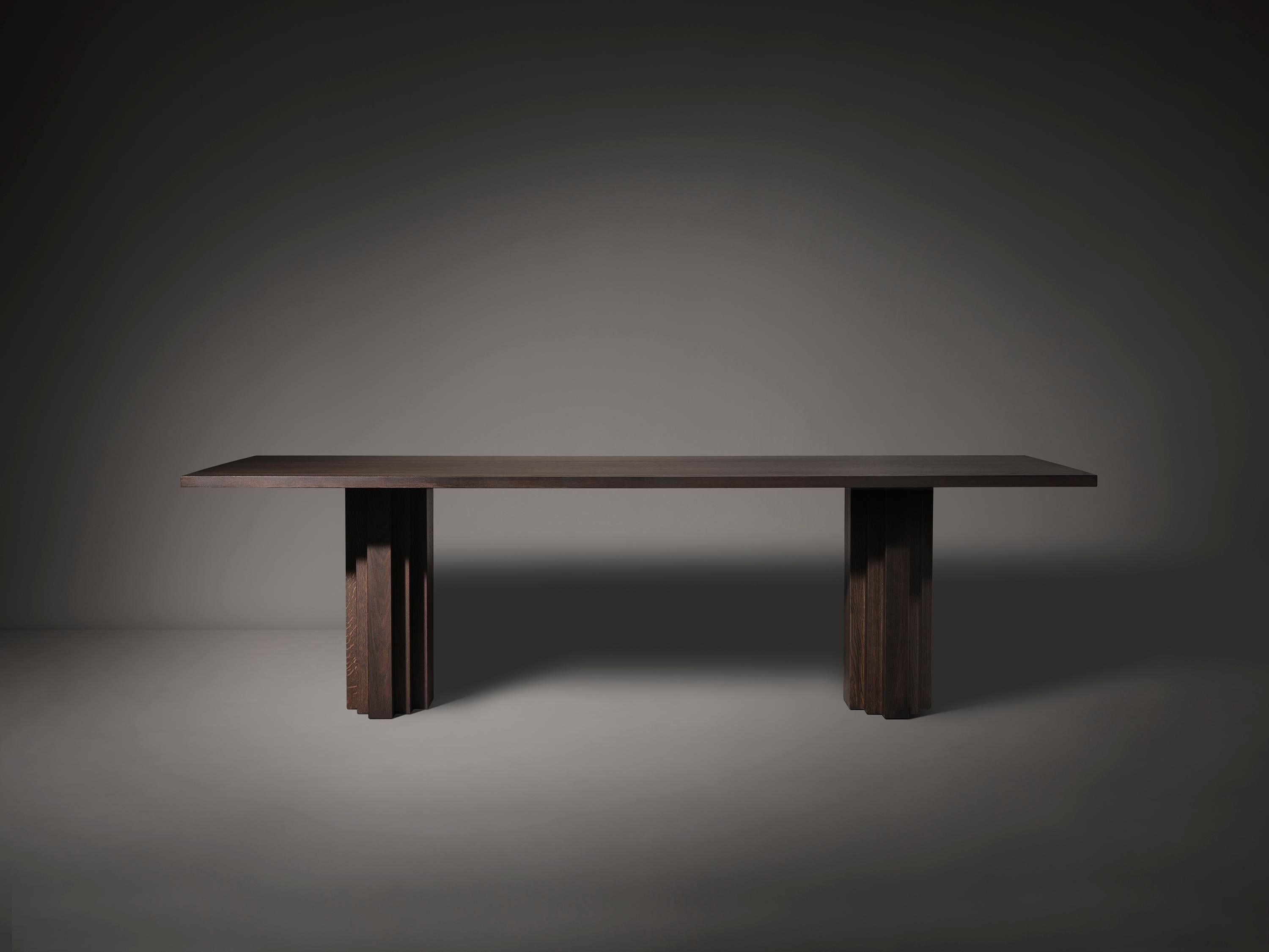 Mesa de comedor escultural de nogal macizo Brut Slim Roble en venta