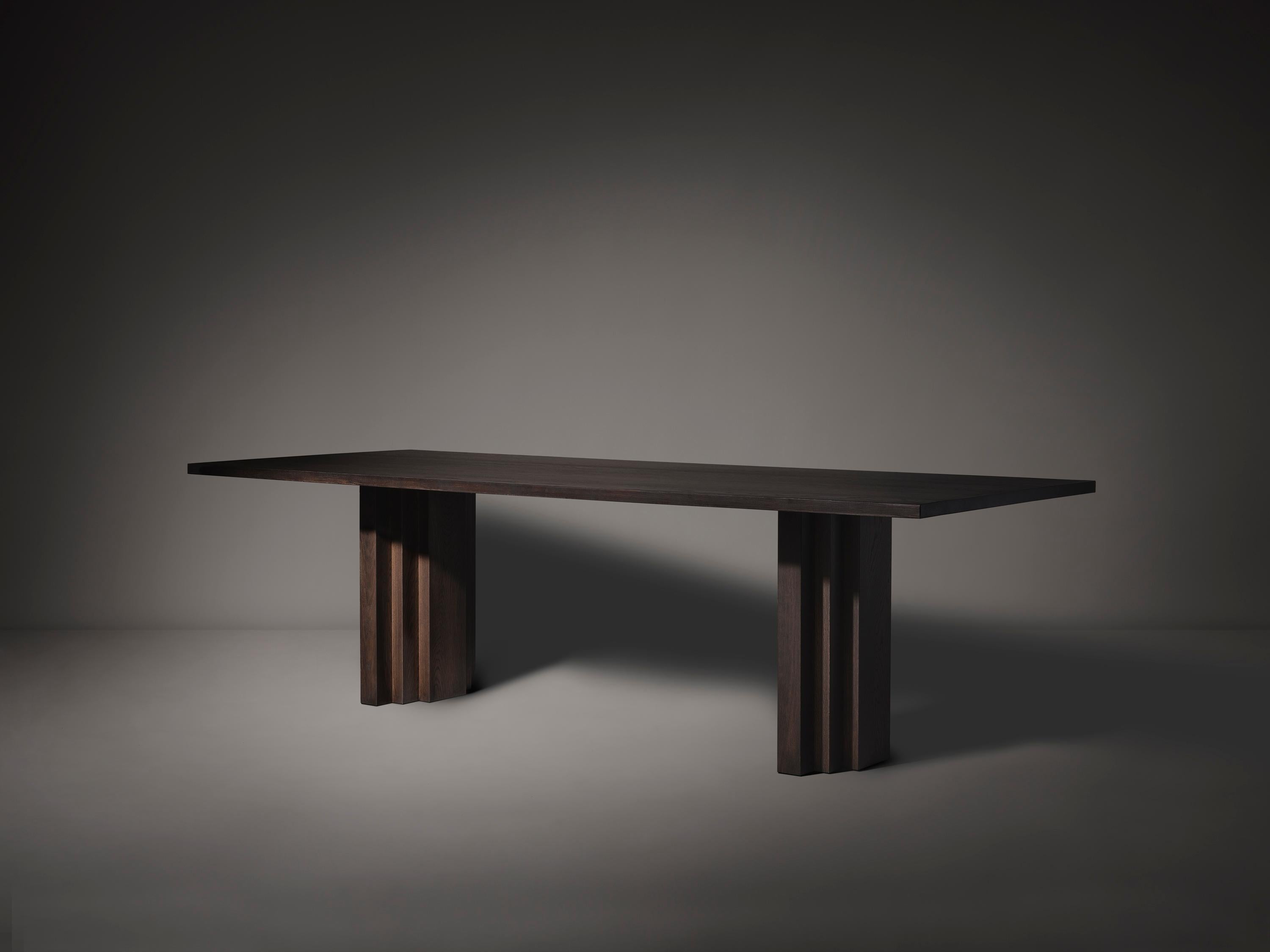 Mesa de comedor escultural de nogal macizo Brut Slim en venta 1