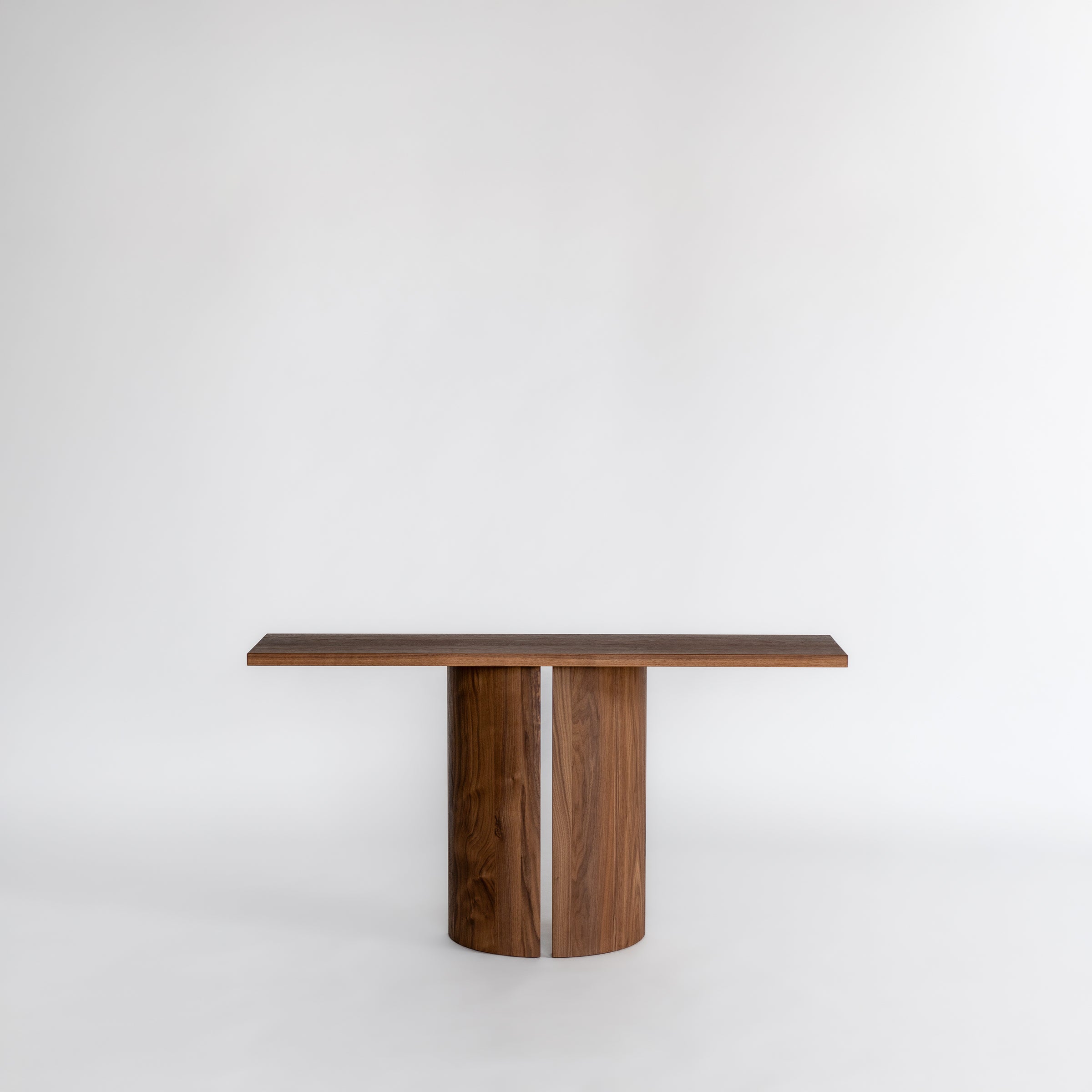 Mesa consola escultural de nogal macizo - Aperta by Mokko Brutalista en venta