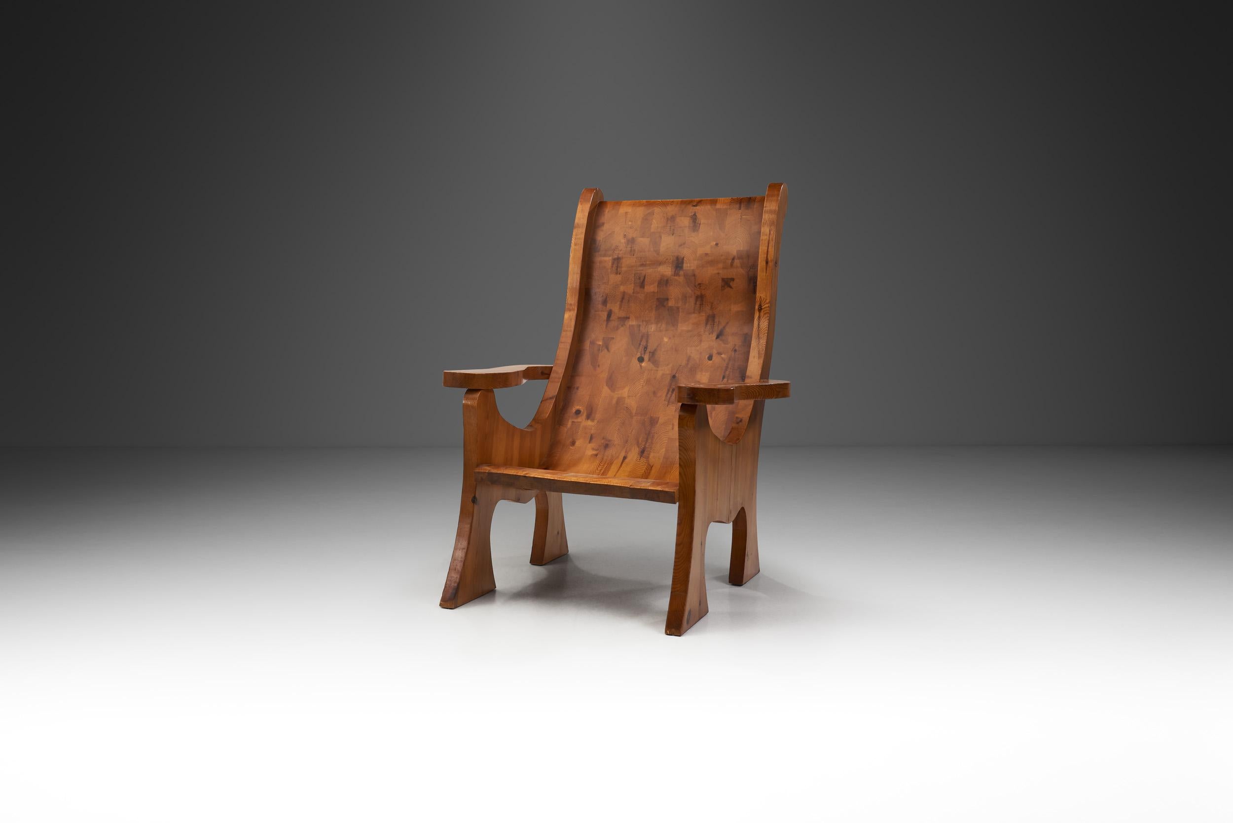 Cette chaise accrocheuse a beaucoup de personnalité, rappelant différents styles et époques de design, notamment le mouvement Arts and Crafts, les modèles minimalistes en pin de la série Lovö d'Axel Einar Hjorth ou l'école d'Amsterdam.

Des formes