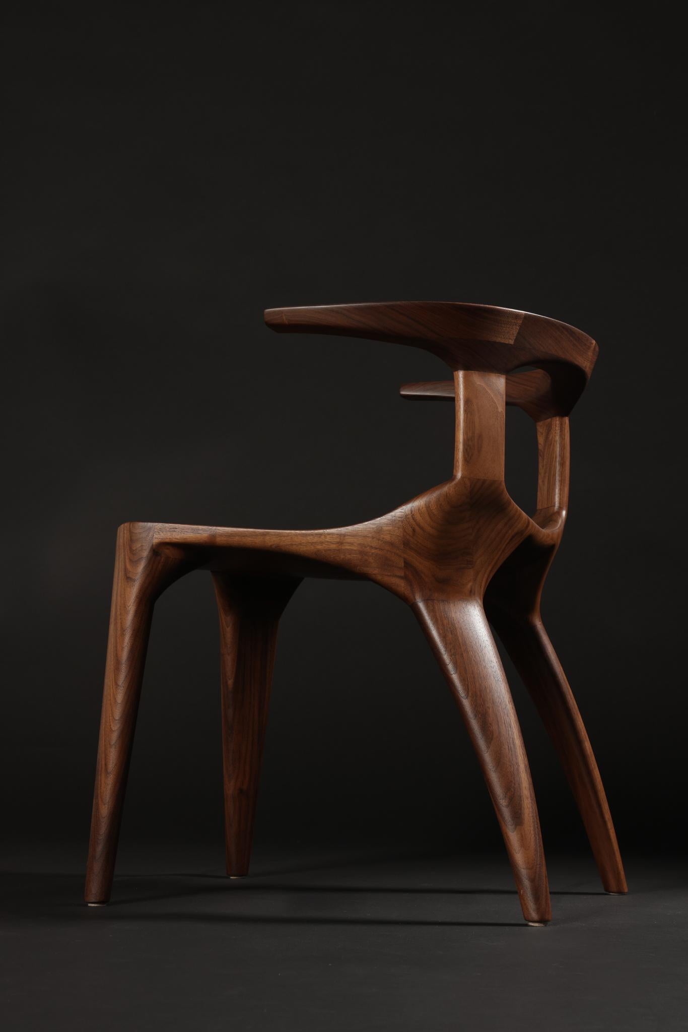 Komplexe, aber funktionelle Tischlerarbeiten machen dieses Möbelstück zu einer zeitlosen Ergänzung für jede Inneneinrichtung.  Einzeln oder als Set, ein moderner Klassiker.  

Ein Stuhl aus amerikanischem Schwarznussbaum wie abgebildet auf Lager,