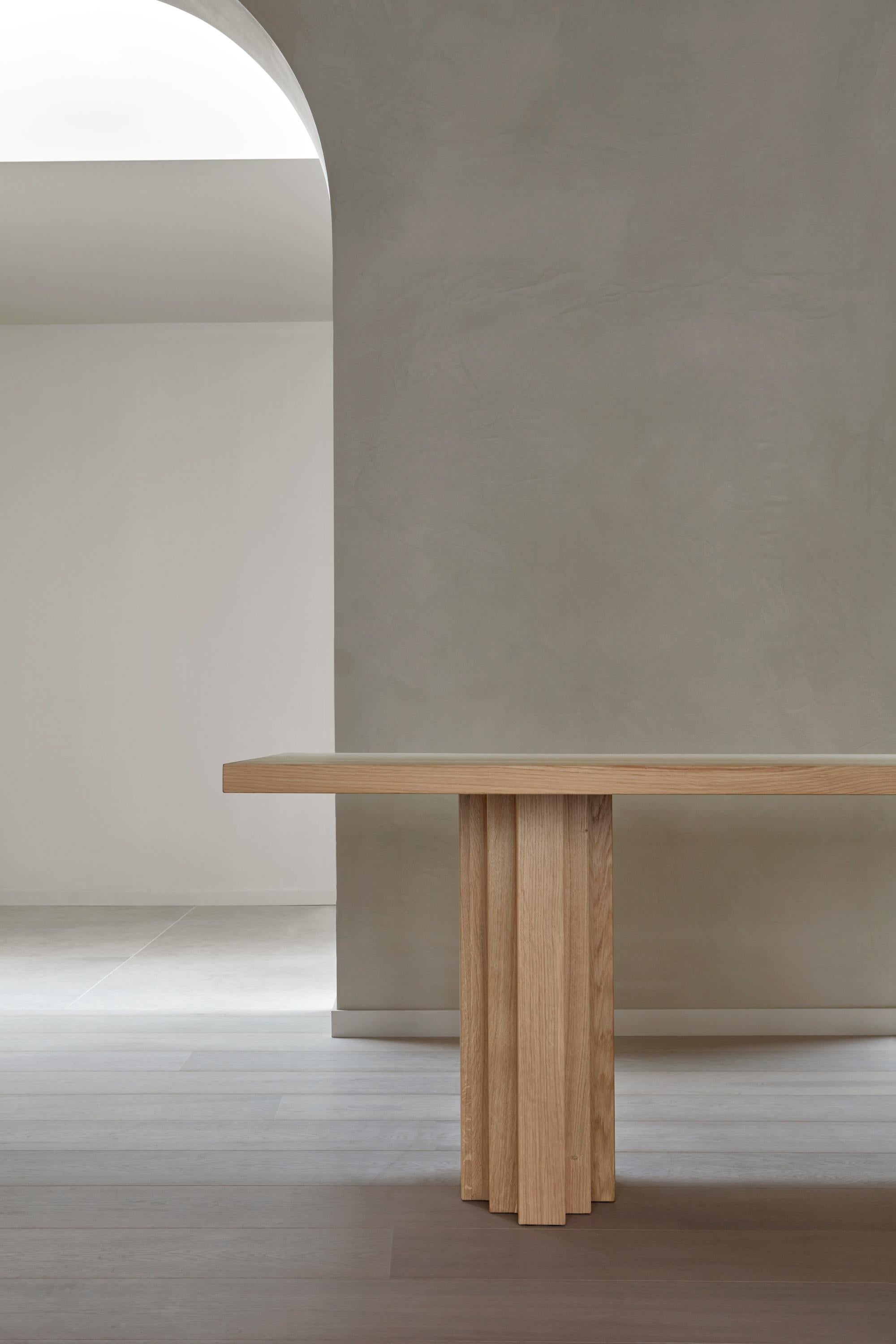 La table Brut Slim s'inspire du brutalisme et de l'architecture de l'école d'Amsterdam. Un banc assorti est disponible. La table est fabriquée sur mesure et entièrement personnalisable.

Mokko est un studio de design basé à Amsterdam qui propose une
