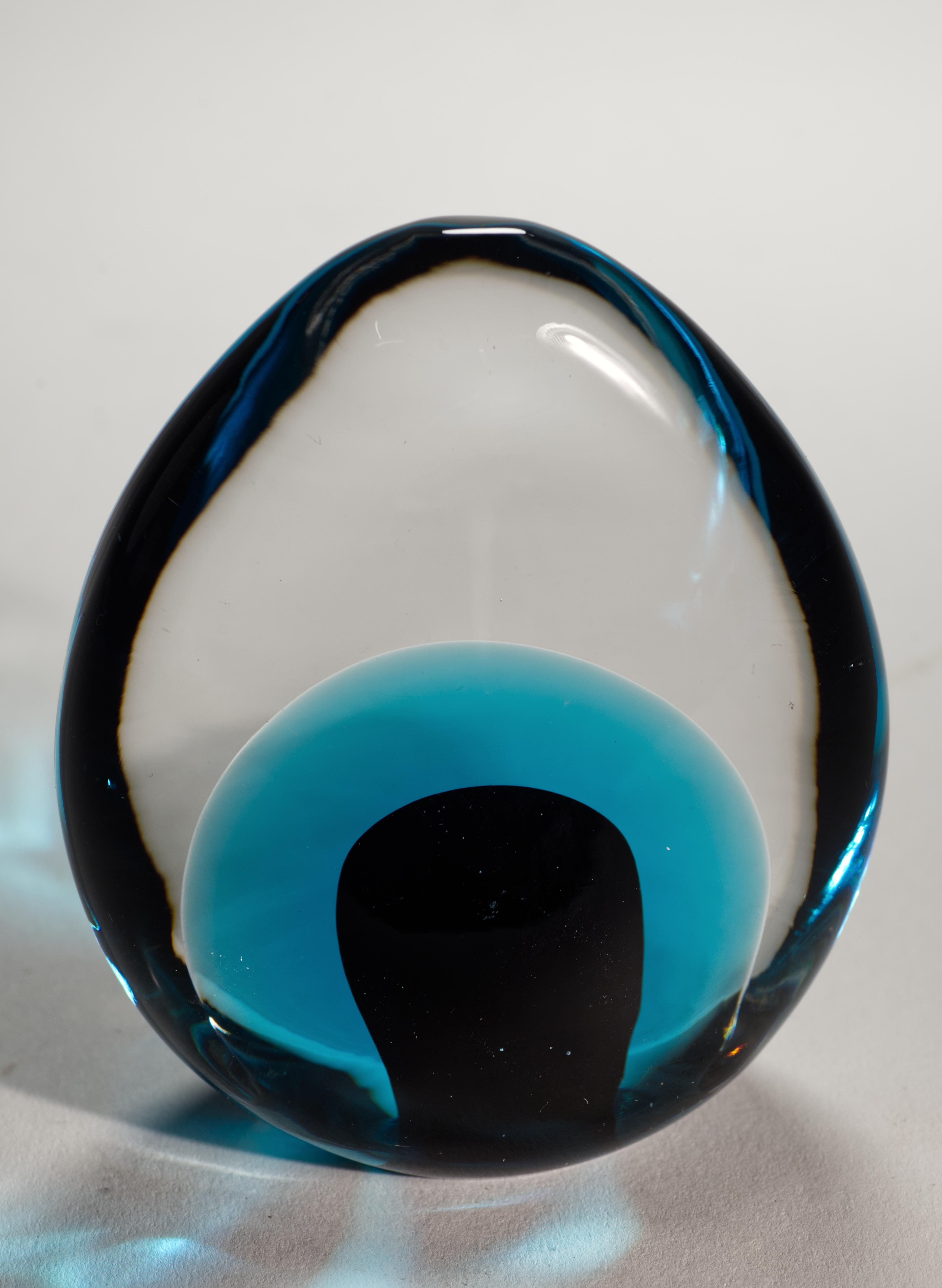 Sculptural Sommerso Murano Glass Paperweight, Glows in UV In Good Condition For Sale In Clifton Springs, NY
