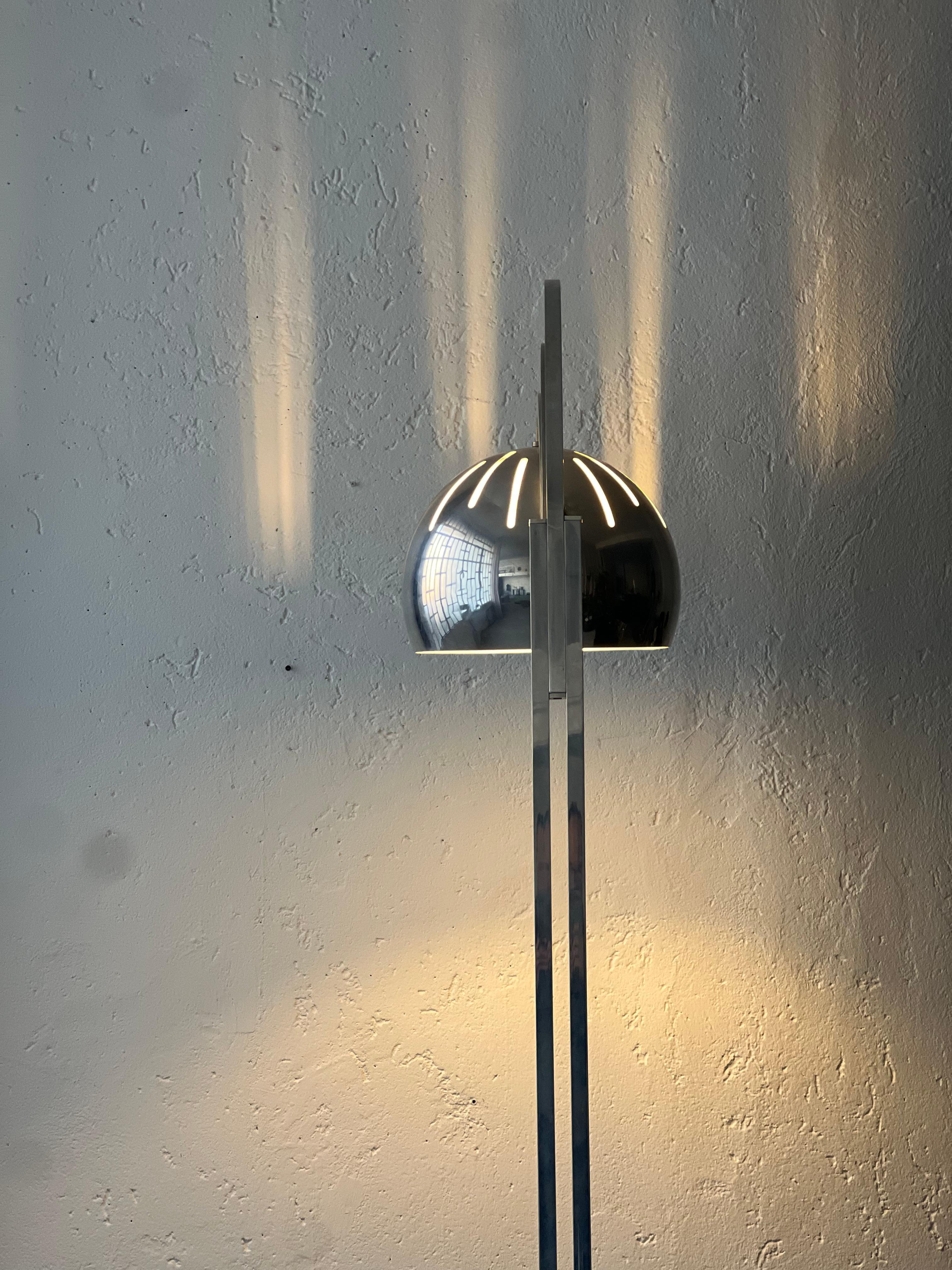 Sculptural Space Age Arco Floor Lamp, Chrome Metal, Three arches extendable For Sale 7