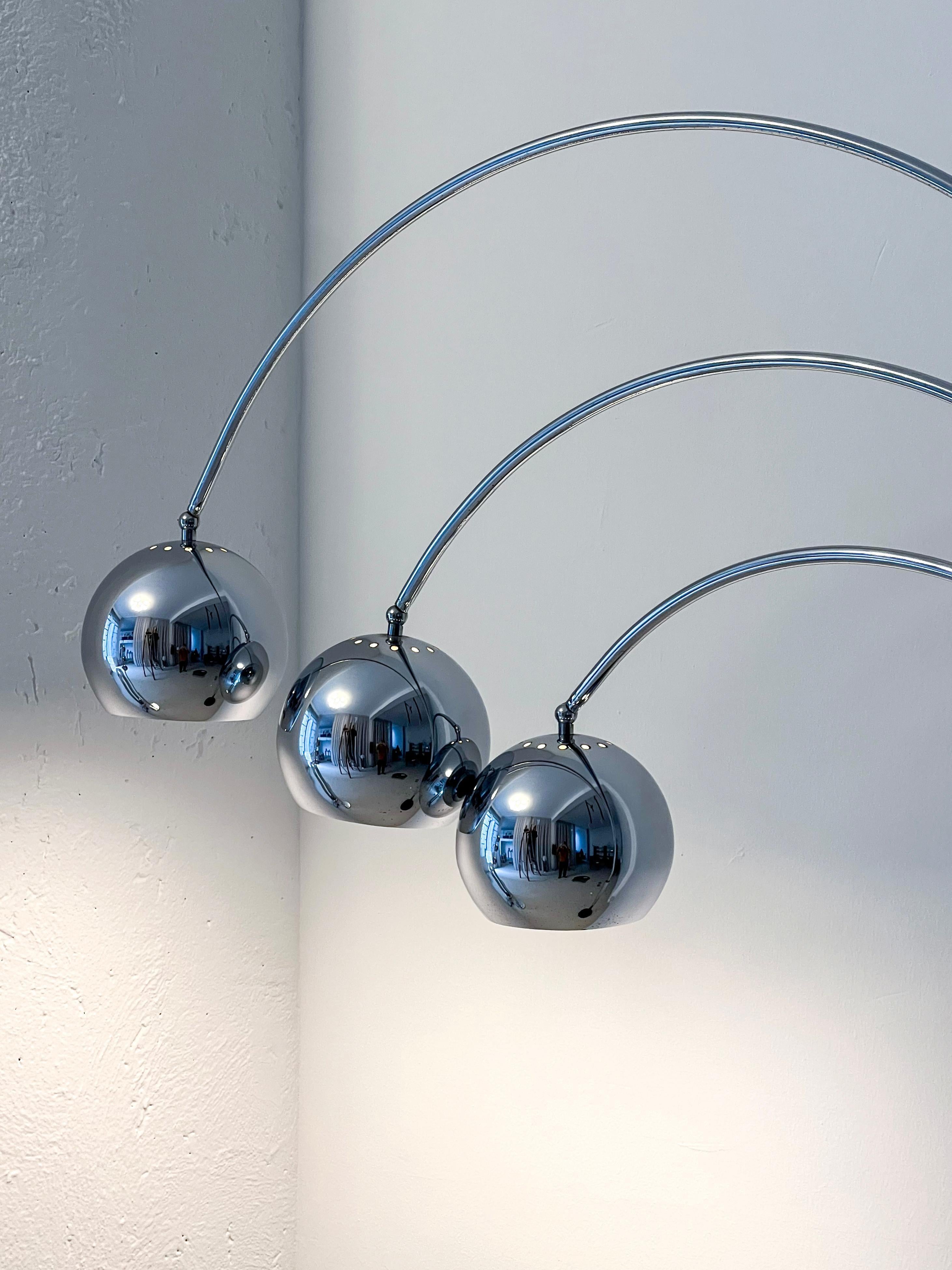 Lampadaire sculptural Space and Chrome Arco, trois Lights, Reggiani en vente 4