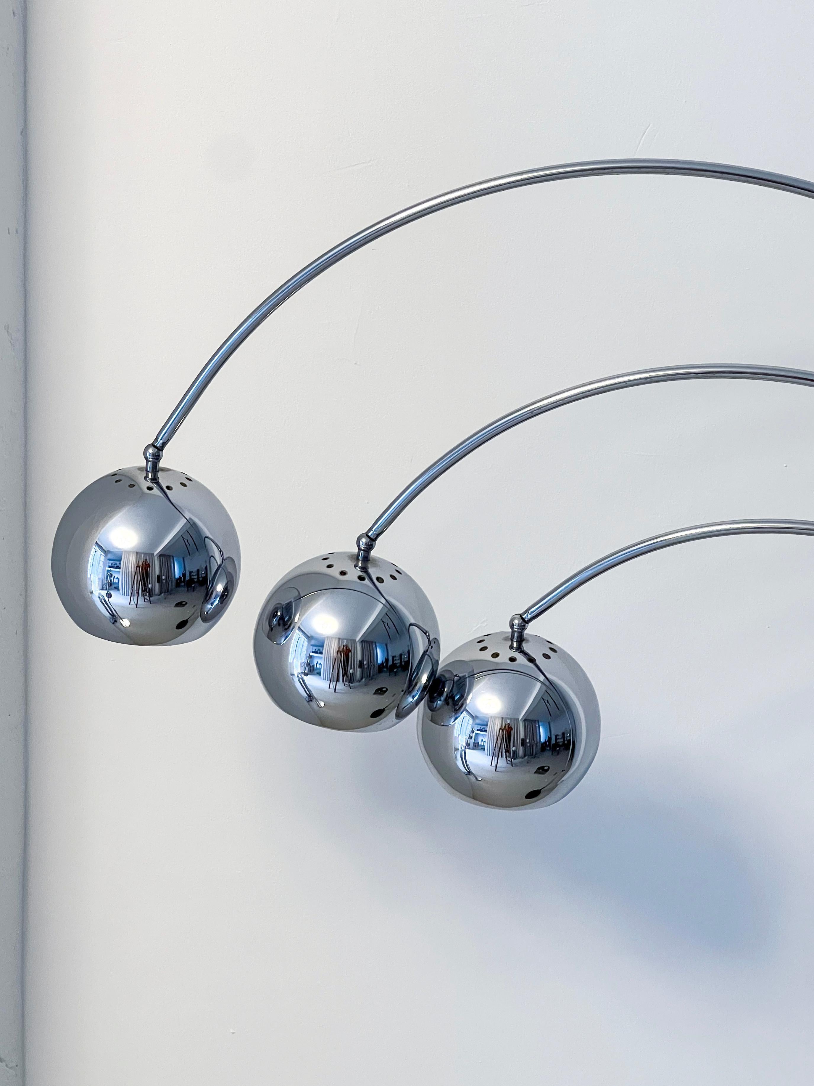 italien Lampadaire sculptural Space and Chrome Arco, trois Lights, Reggiani en vente