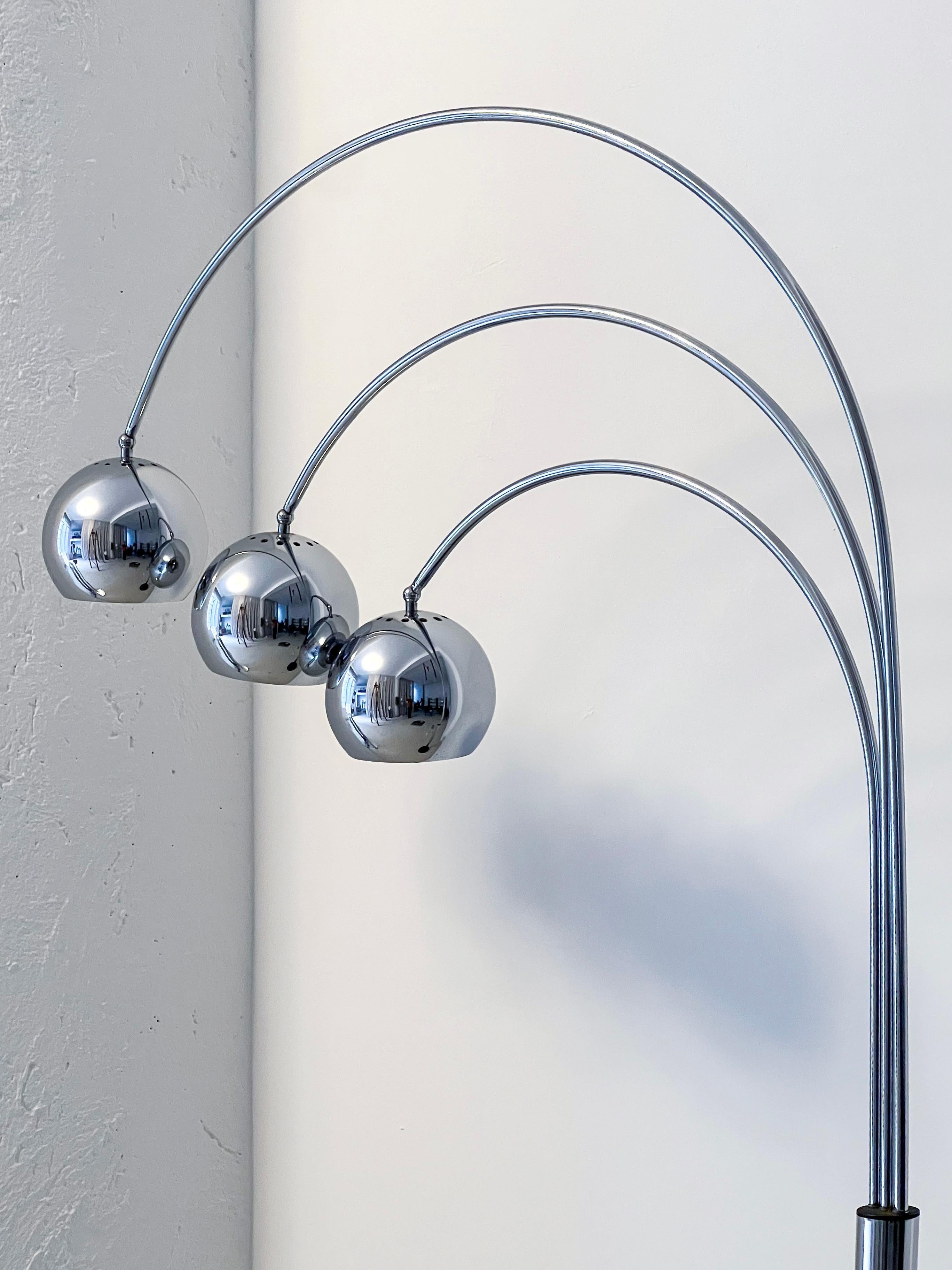 Late 20th Century Sculptural Space Age Arco Floor Lamp, Chrome Metal, Three Lights, Reggiani For Sale