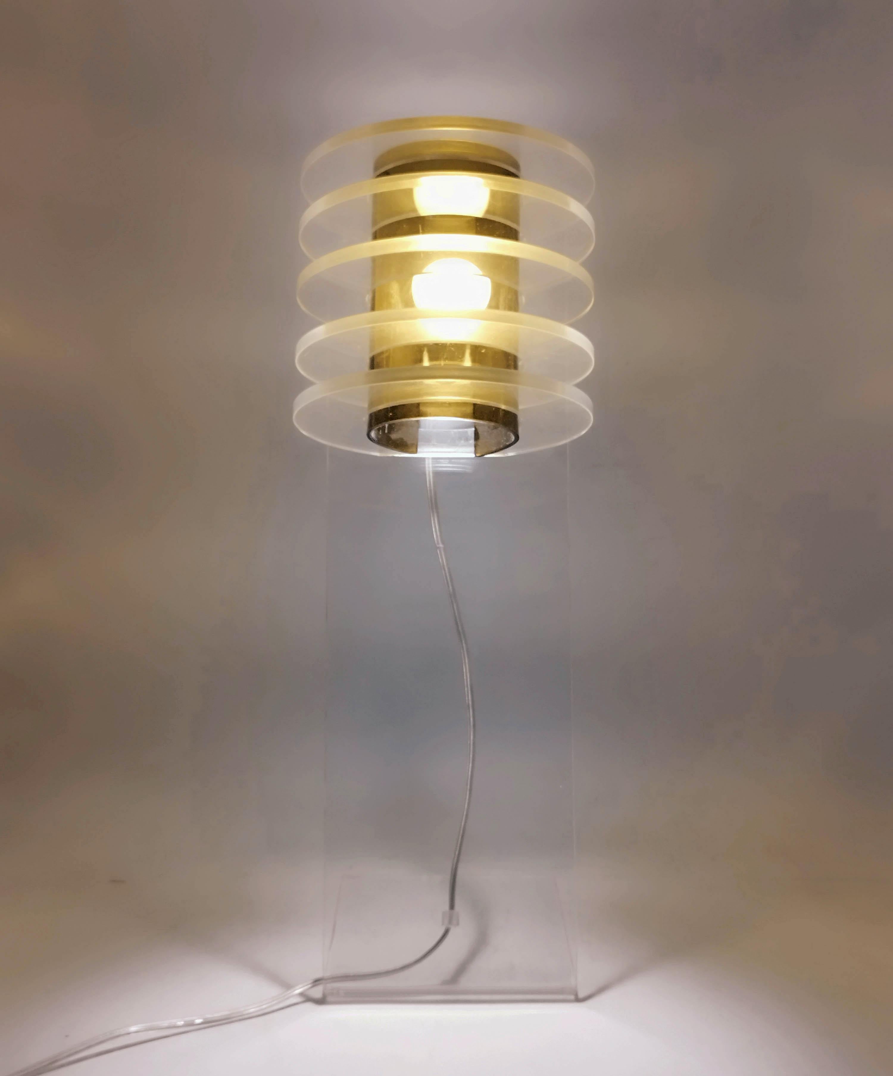 Sculptural Space Age  Clear and Smoke Lucite Table Lamp, Italy 1970s For Sale 4