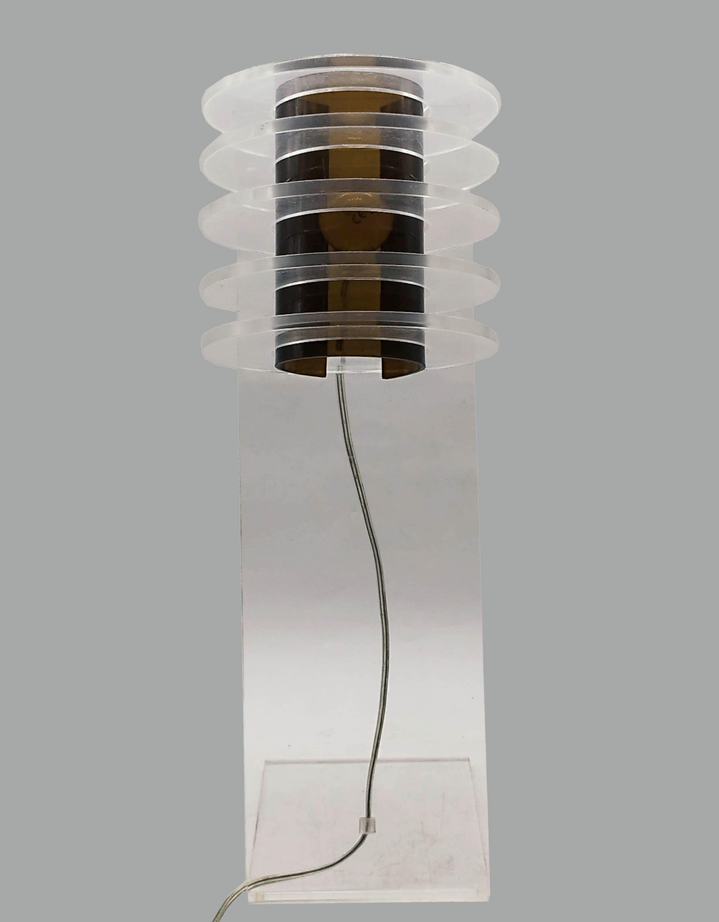 Sculptural Space Age  Clear and Smoke Lucite Table Lamp, Italy 1970s In Good Condition For Sale In Naples, IT